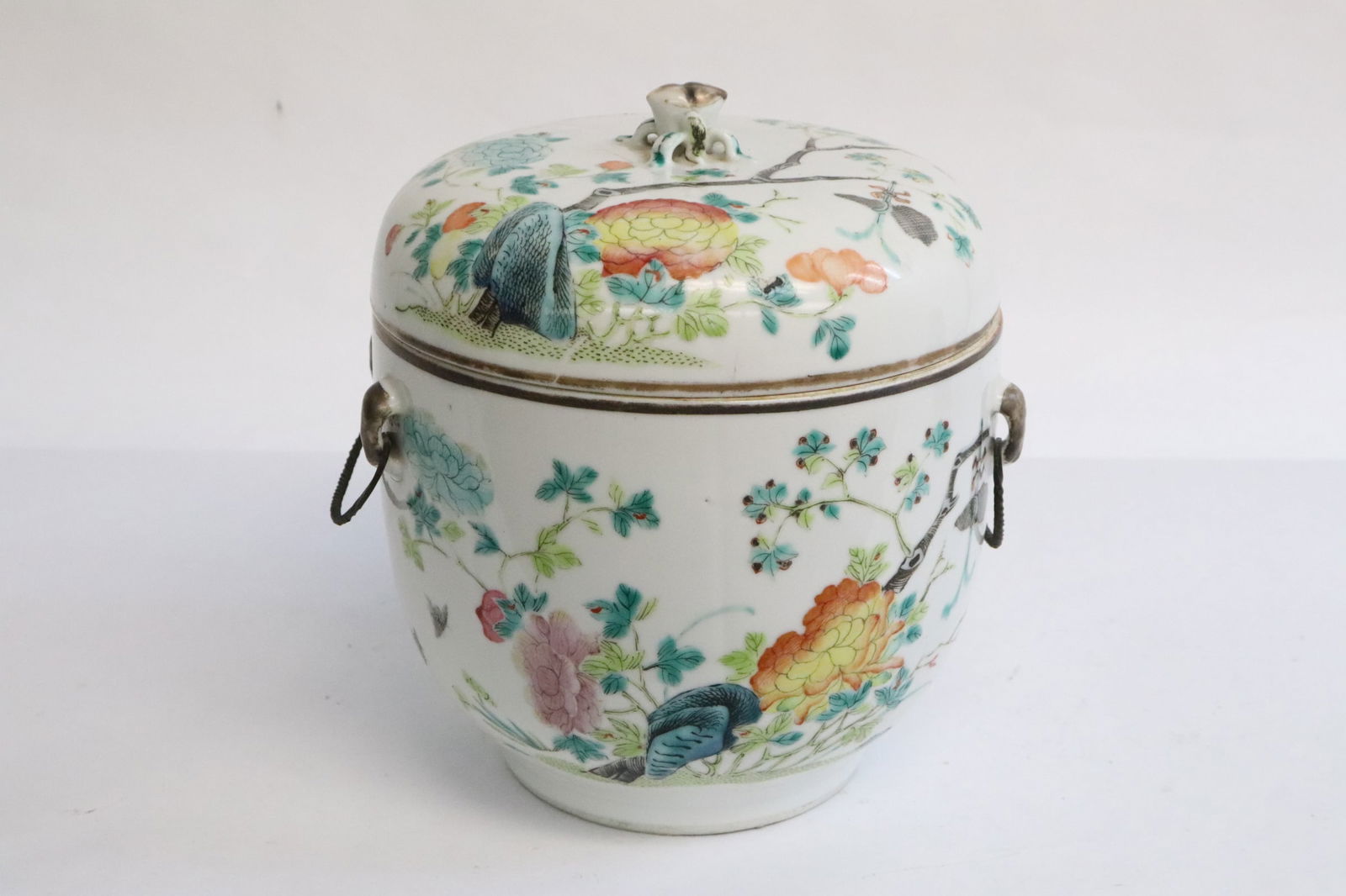 Chinese antique famille rose porcelain tea caddy: Fine Chinese antique famille rose porcelain tea caddy, 6.45"x5.6"dia