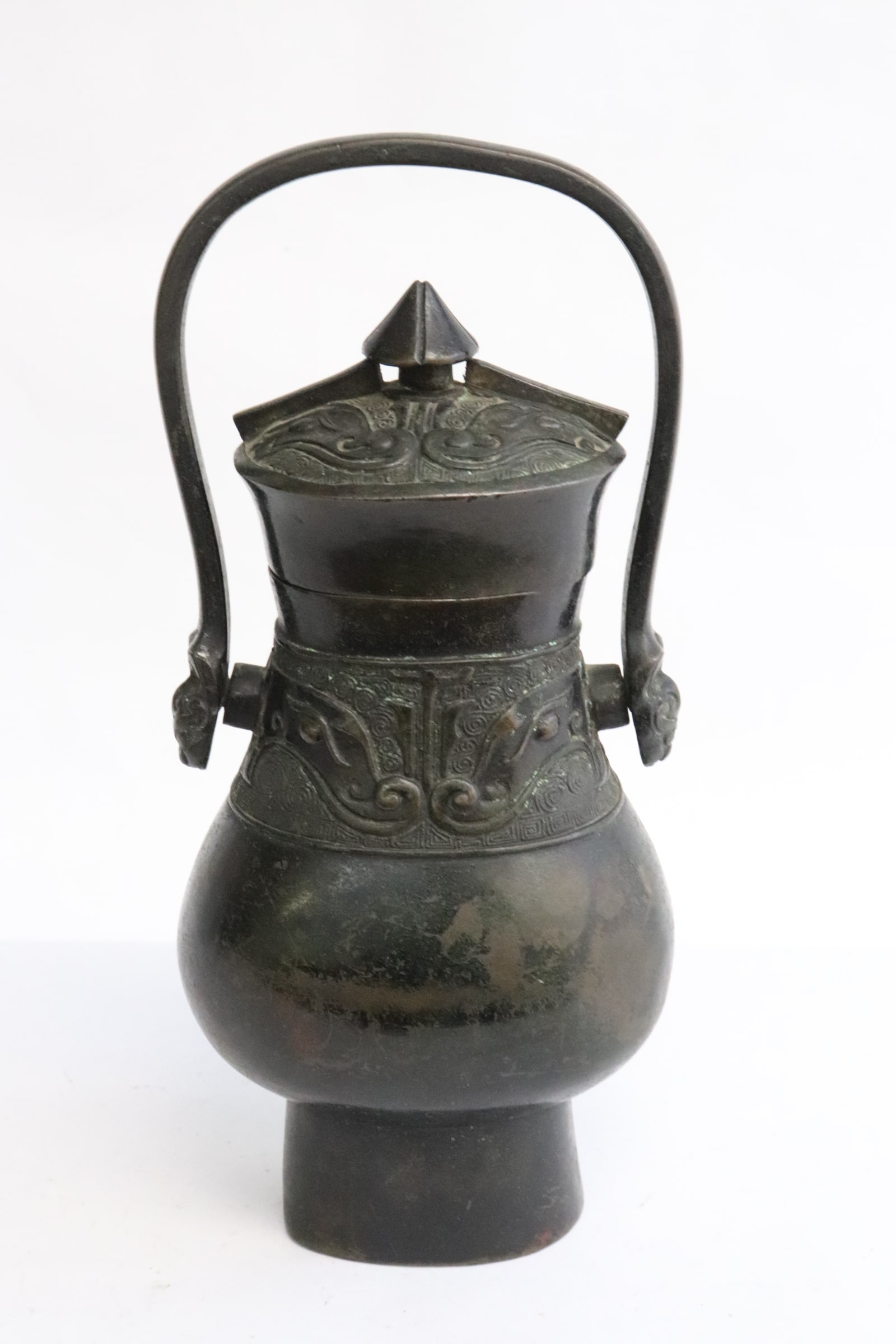Chinese Ming dynasty bronze hu, c 1600 AD: A fine Chinese Ming dynasty bronze handled hu, c 1600 AD, 8.5"x4.3"x3.6"