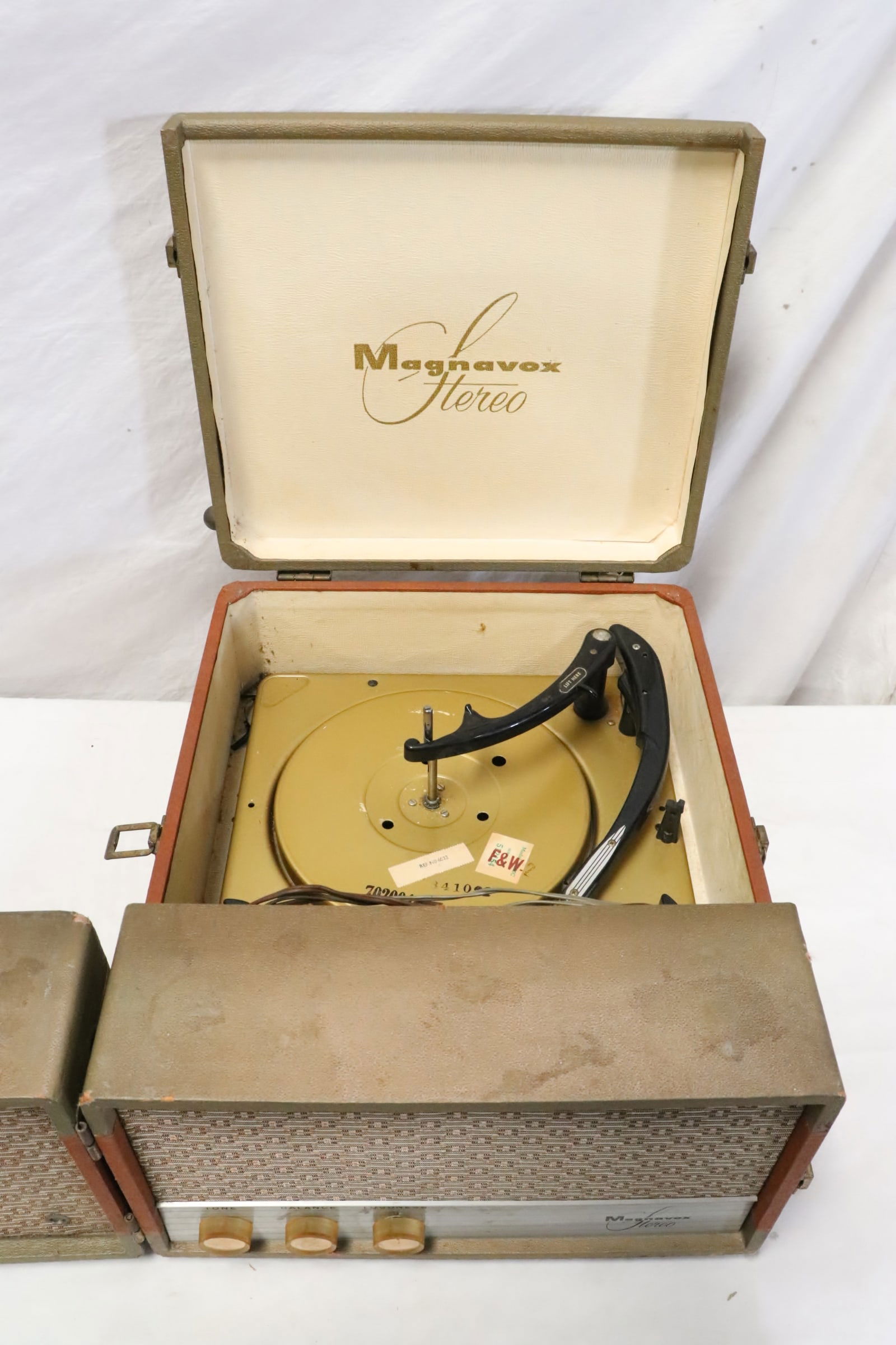 Vintage turntable with built in speaker (1 of 6)