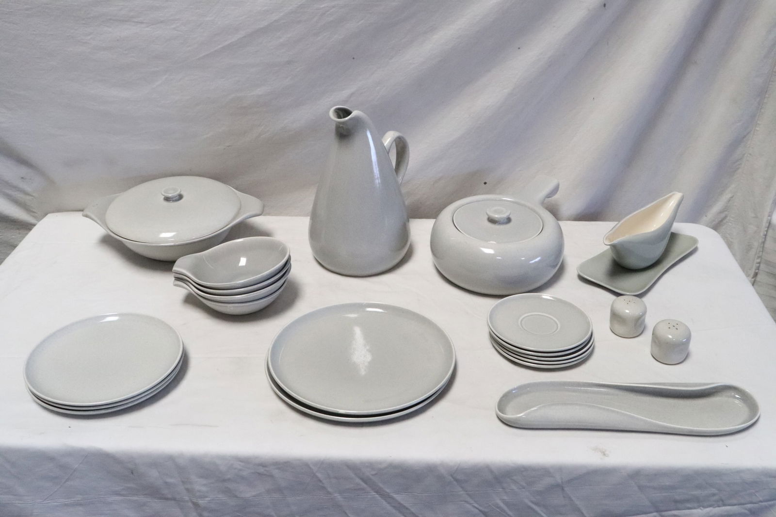 22 pieces Russel Wright pottery pieces (1 of 10)