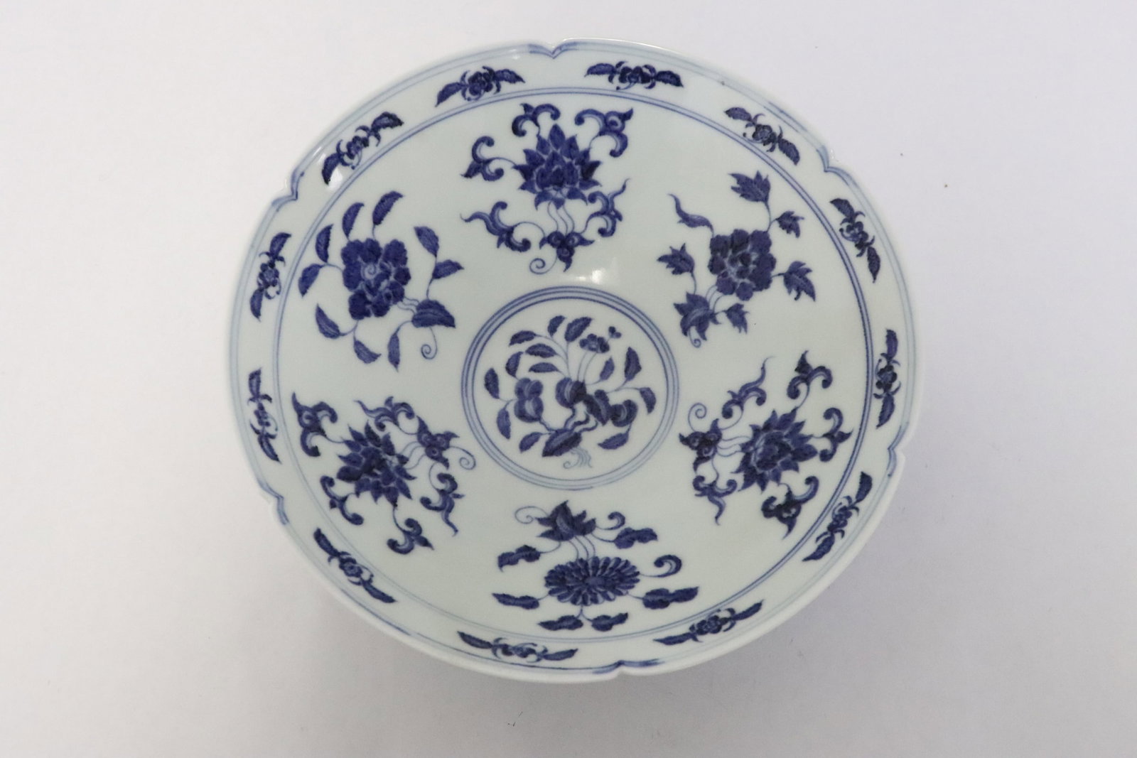 A blue and white porcelain bowl: A blue and white porcelain bowl, 3"x8.5"dia
