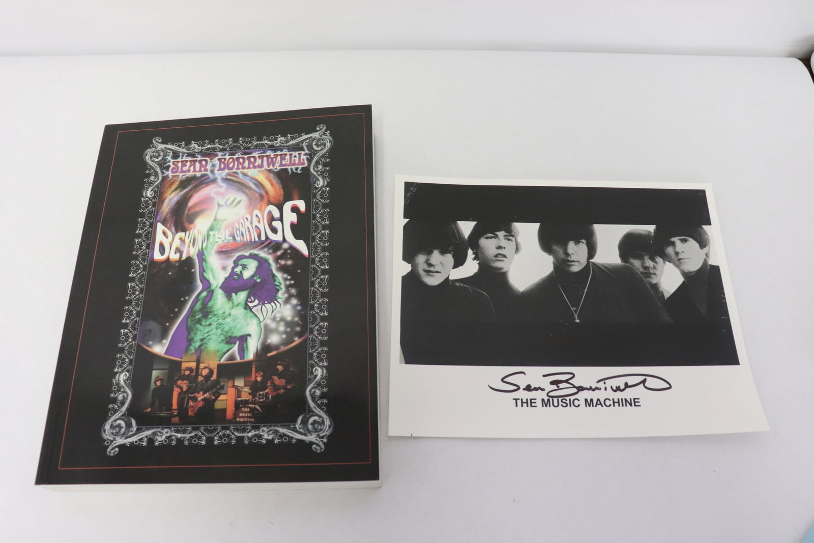 "Beyond the Garage" signed by Sean Bonniwell: "beyond the garage" by sean Bonniwell (1995, 1st edition) signed by Sean Bonniwell, together with a photo of the band of Music Machine, also signed by Sean Bonniwell
