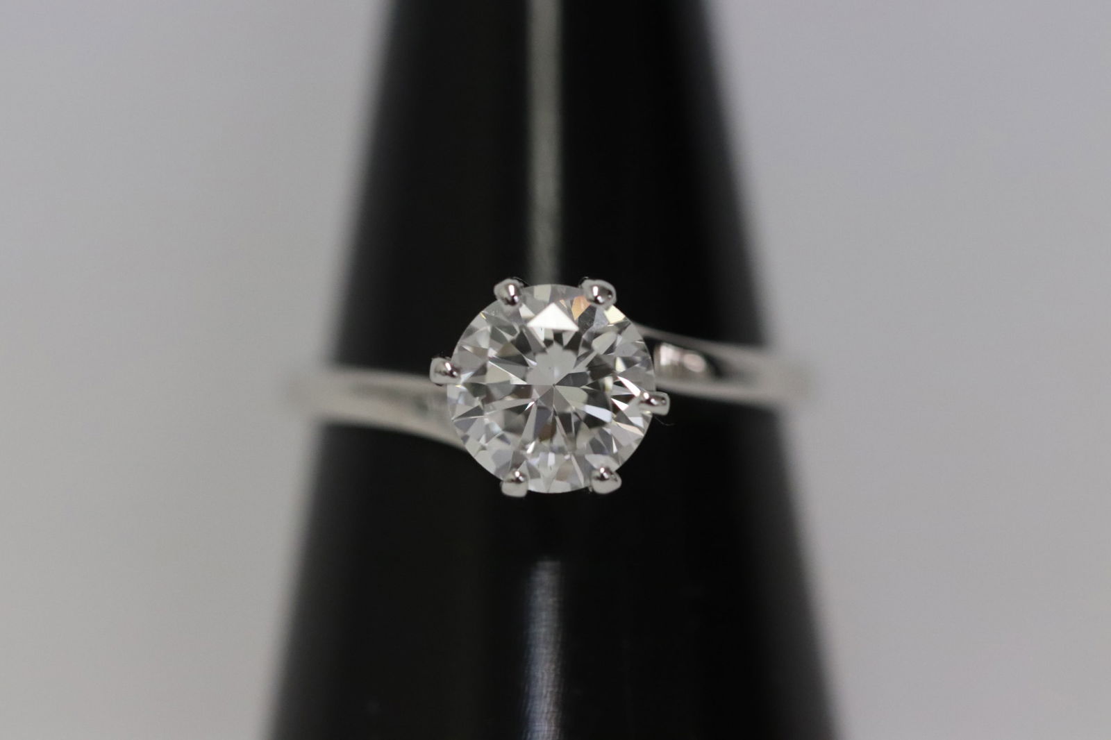 A 14K W/G diamond ring with GIA certificate (1 of 12)