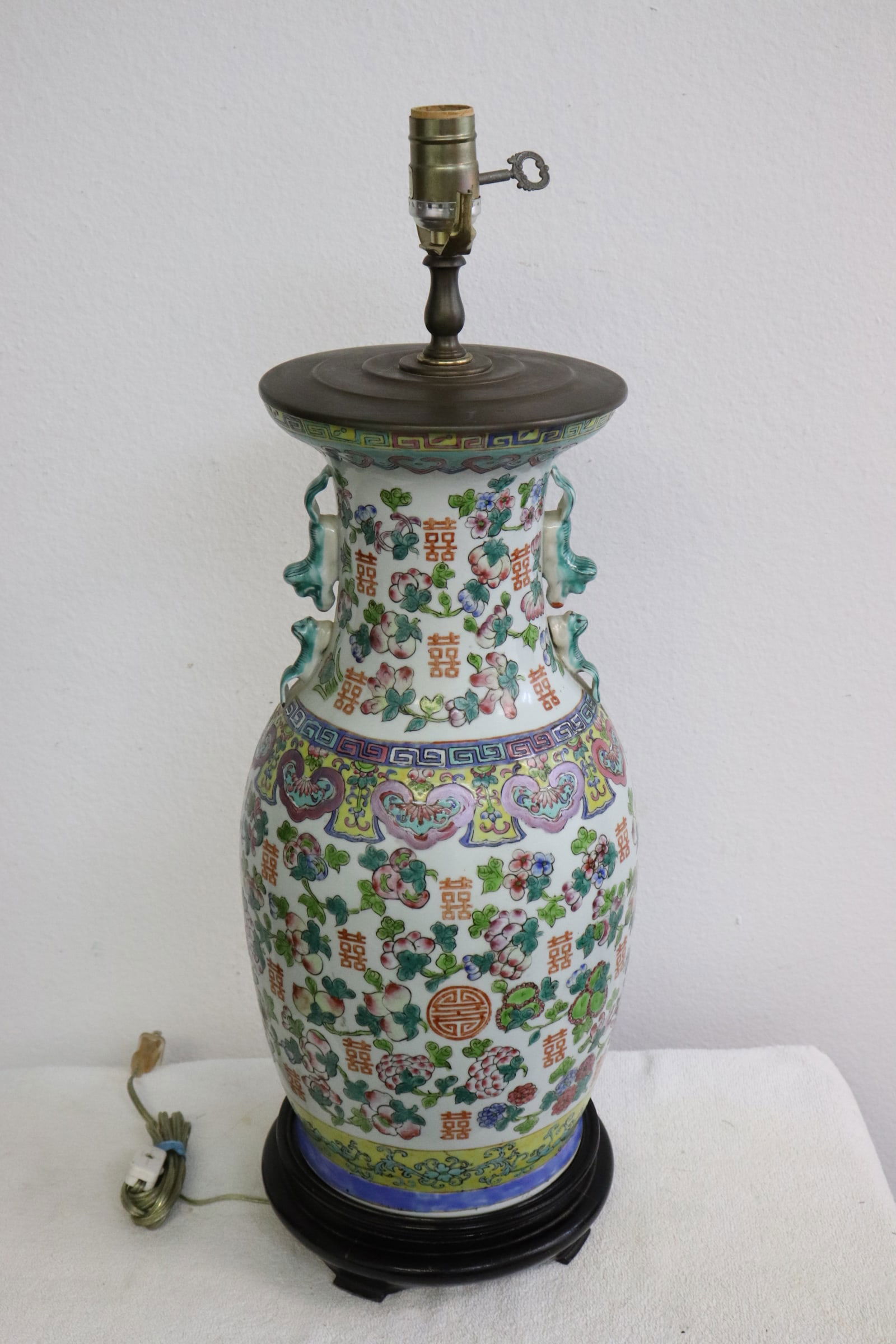 Chinese antique famille rose jar, made as lamp: Chinese antique famille rose porcelain jar, made as lamp, 26"H