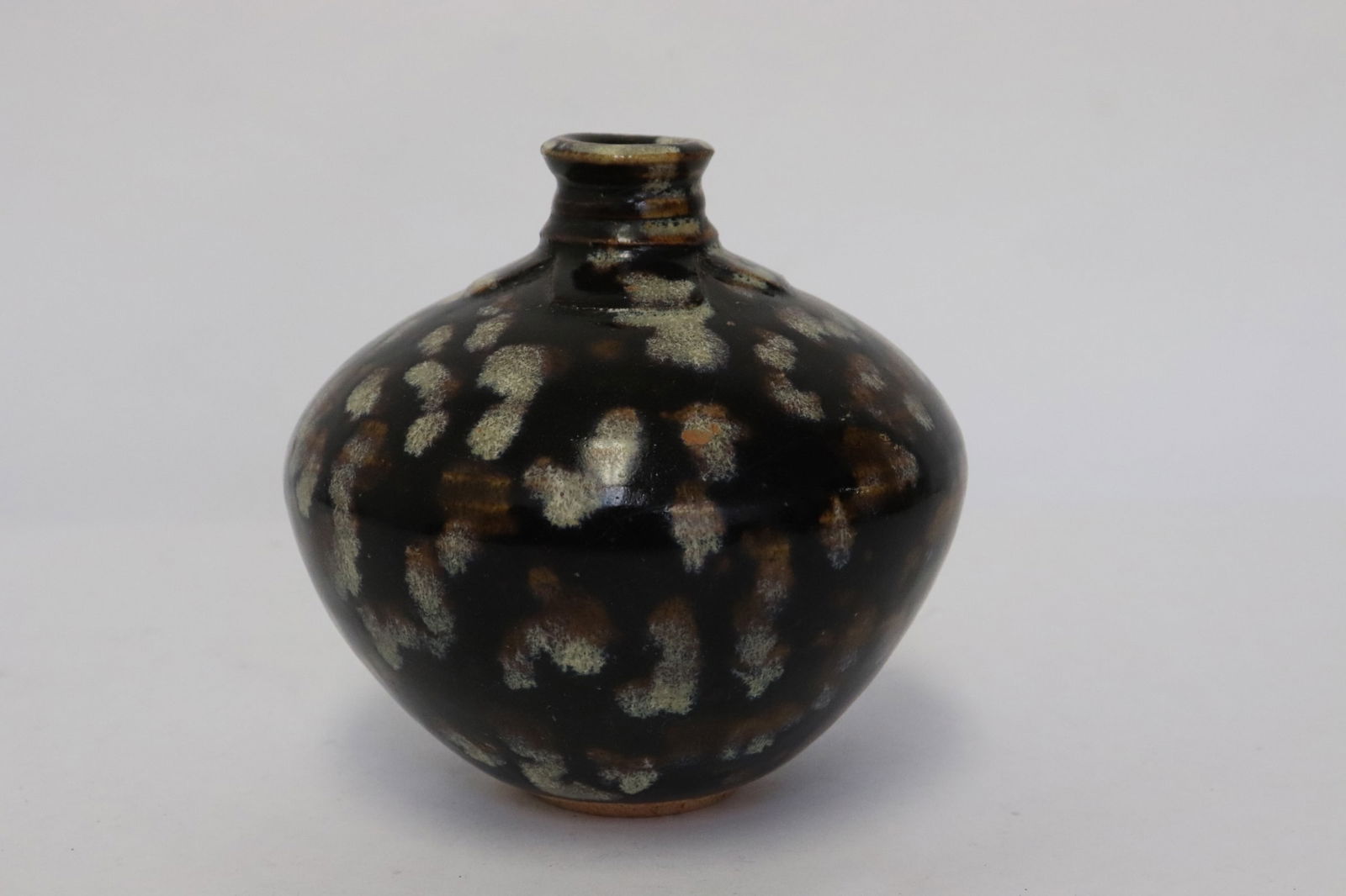 A black glazed earthenware jar (1 of 10)