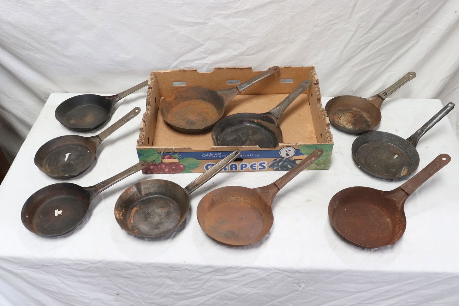 10 antique cast iron skillet frying pans (1 of 8)