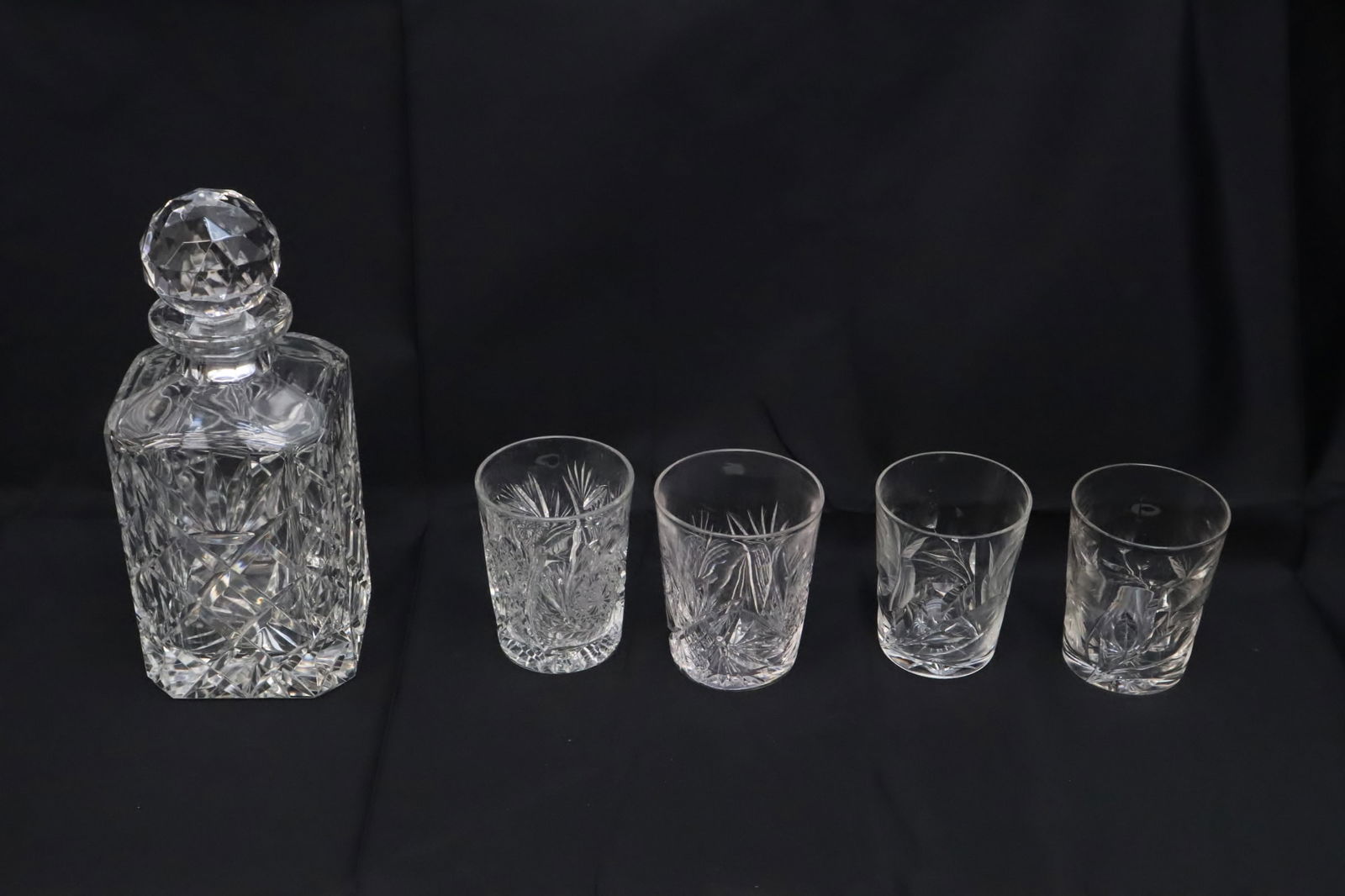 5 pieces crystal decanter set (1 of 8)