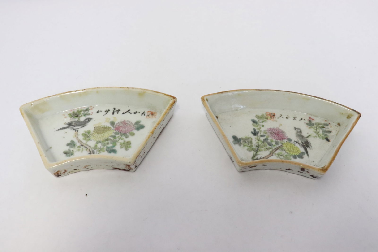 Pair Chinese antique famille rose dishes: Pair Chinese antique famille rose porcelain dishes, 0.78"x3.1"x5.2"