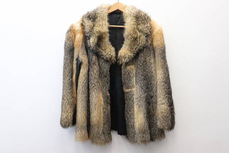 A beautiful half length wolf fur coat: A beautiful half length wolf fur coat in fine condition, 29"L, cross back (shoulder to shoulder): 18"L