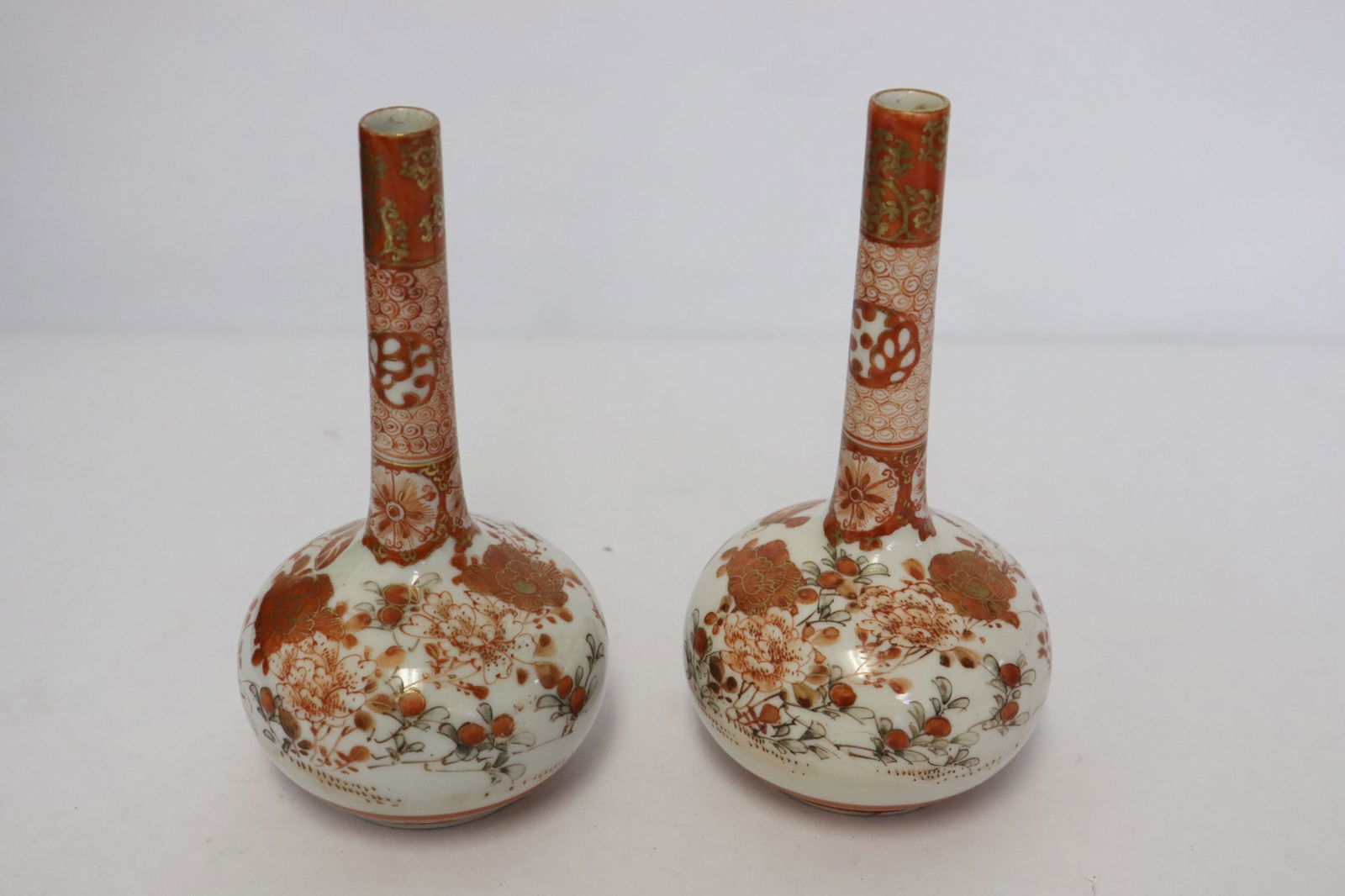 Pair Japanese antique kutani vases: Pair Japanese antique kutani vases, one base minor chip, 5.5"x2.9"dia
