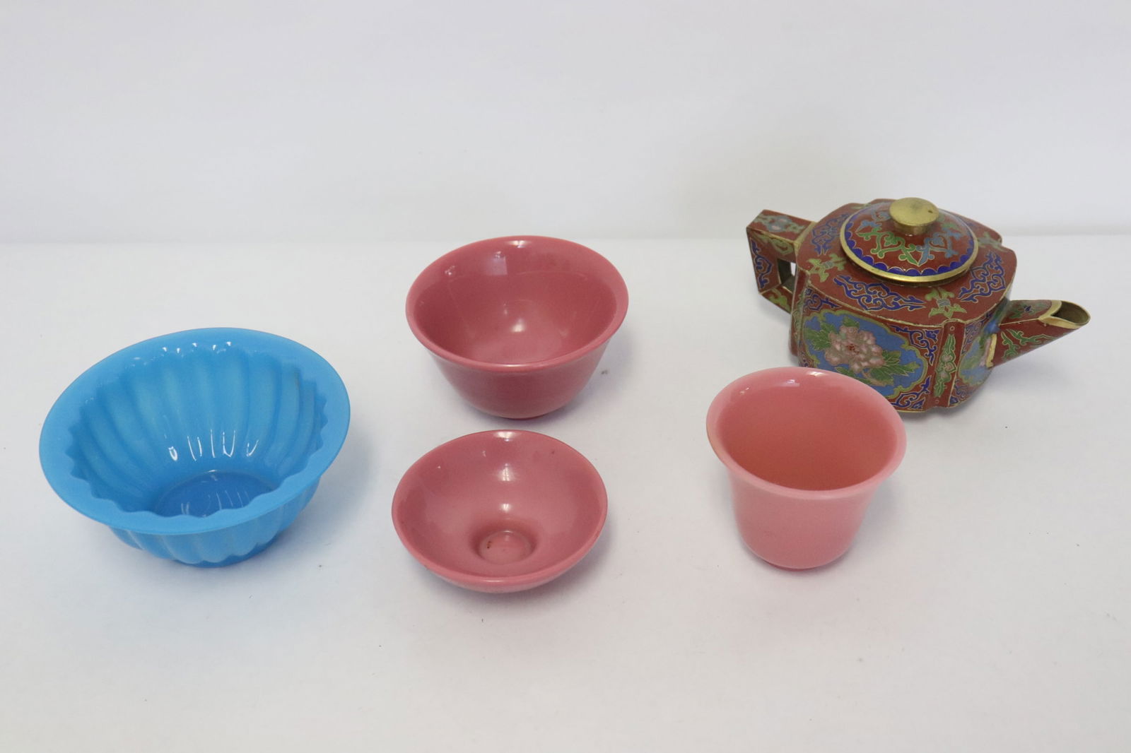 4 Peking glass bowls, and a cloisonne teapot (1 of 7)