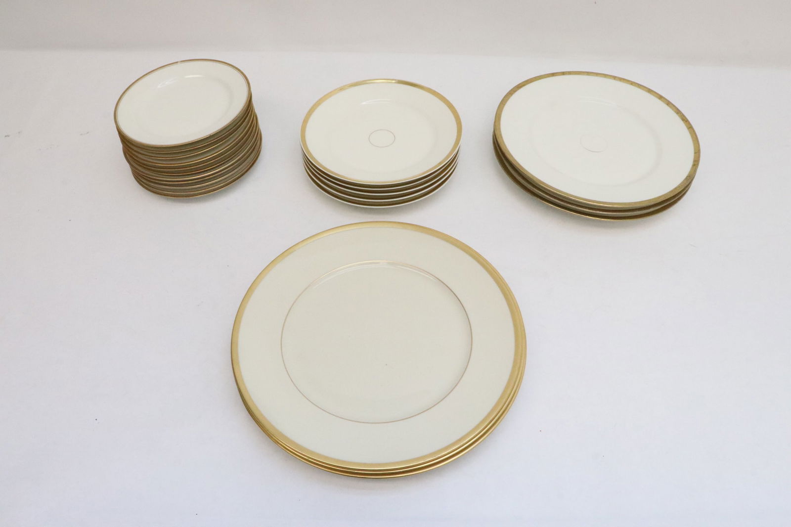 22 pieces Haviland Limoge porcelain plates (1 of 8)
