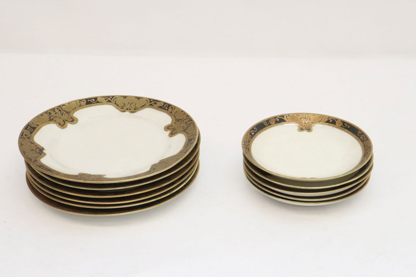 10 pc Noritake gilt laced porcelain plates: 10 pieces very fine Noritake gilt laced porcelain plates, 0.9"x5.6"dia - 0.8"x7.7"dia