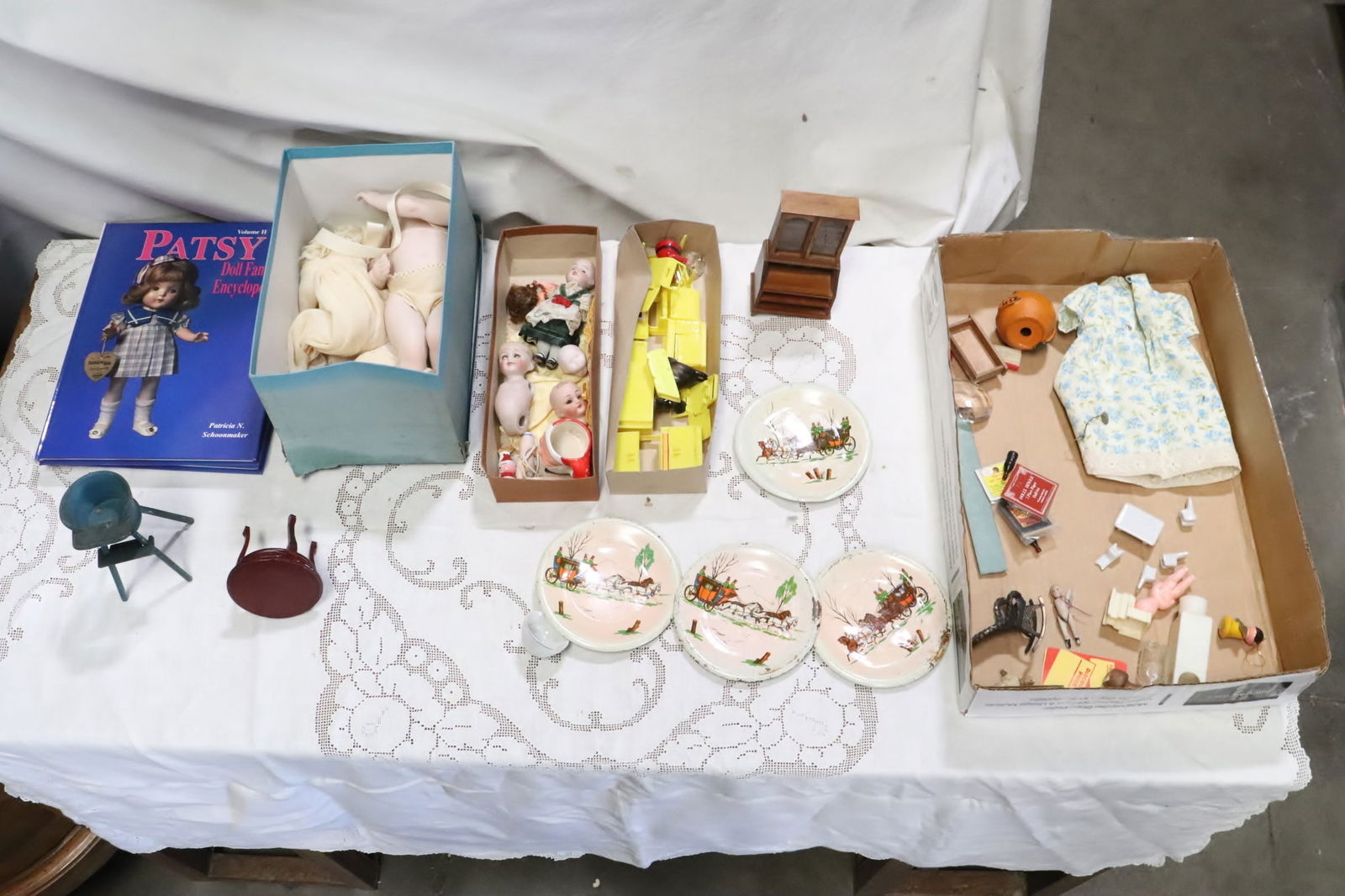Lot of doll book, doll parts and doll miniatures (1 of 8)