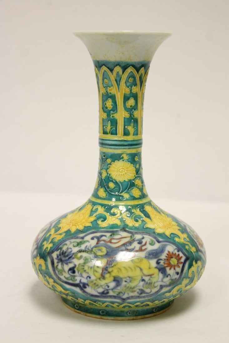 Fine Chinese wucai porcelain bottle vase (1 of 10)