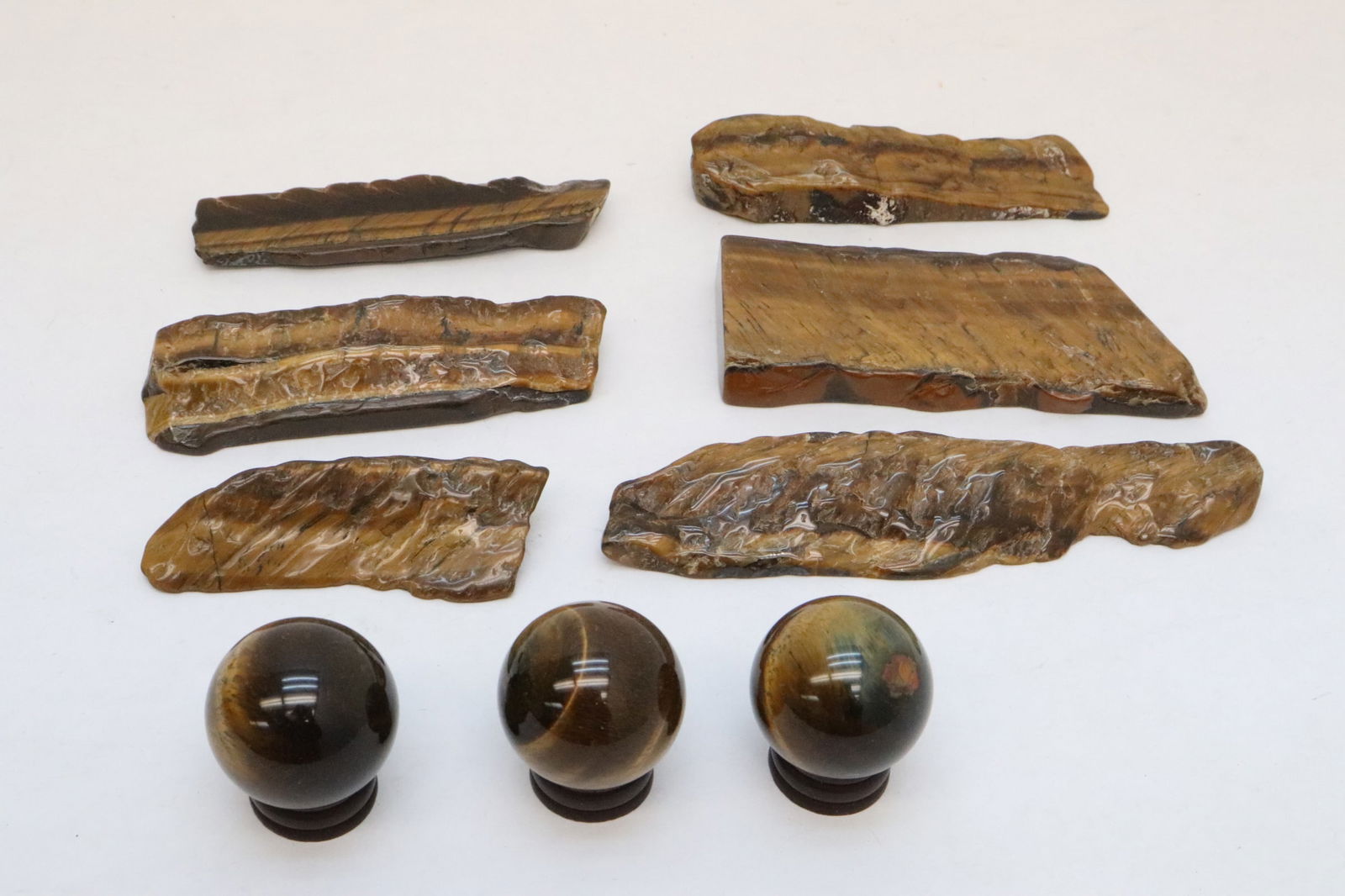 Lot of tiger eye carved balls, and tiger eye stones (1 of 9)