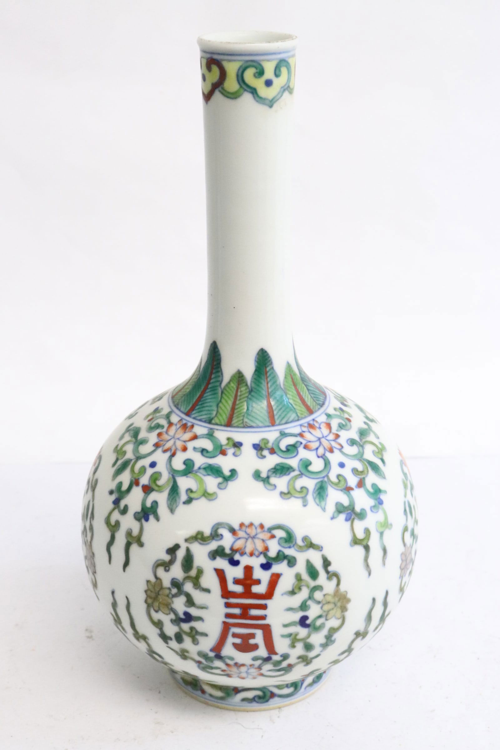 A wucai bottle vase (1 of 8)