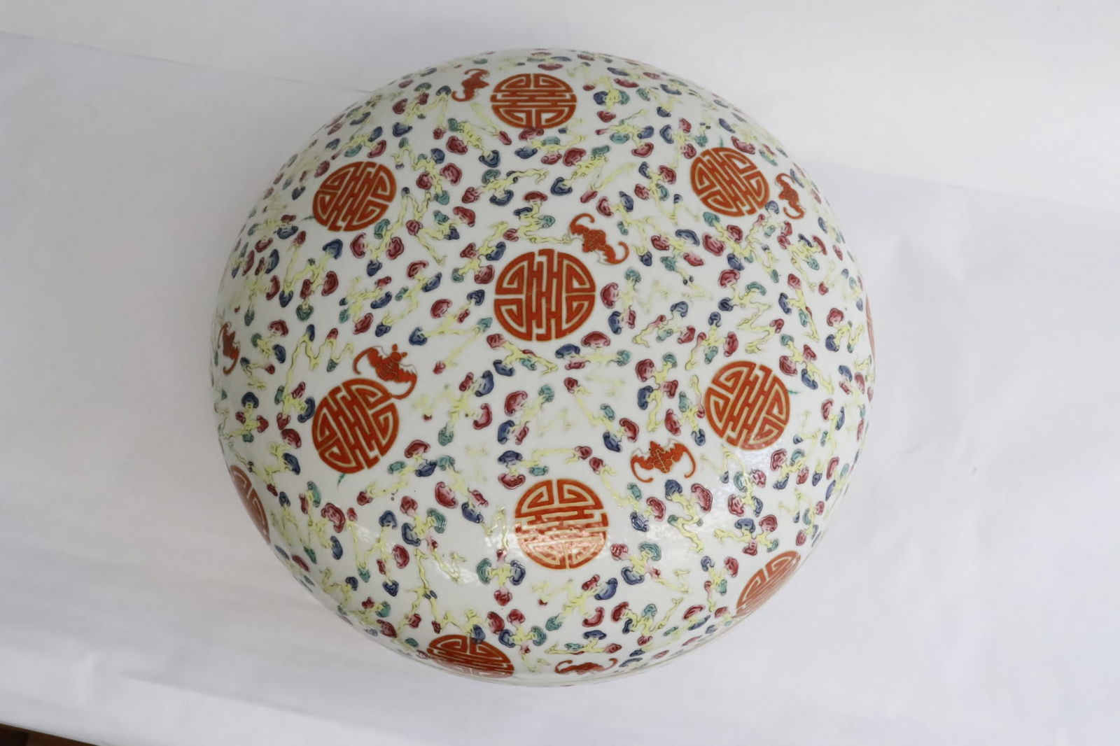 Large Chinese famille rose porcelain covered box (1 of 10)