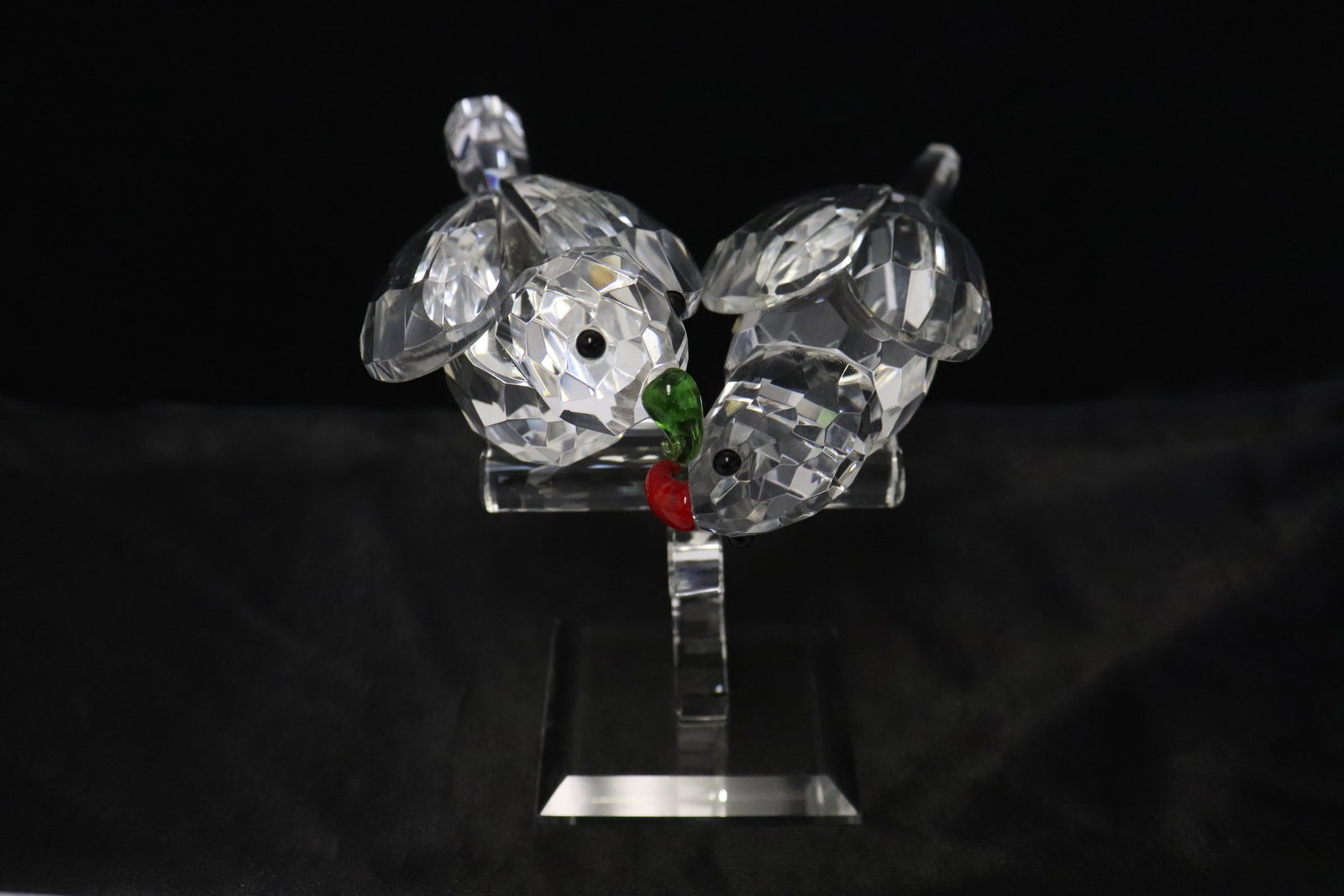 Beautiful crystal sculpture: Beautiful crystal sculpture depicting pair love birds, 5.1"H