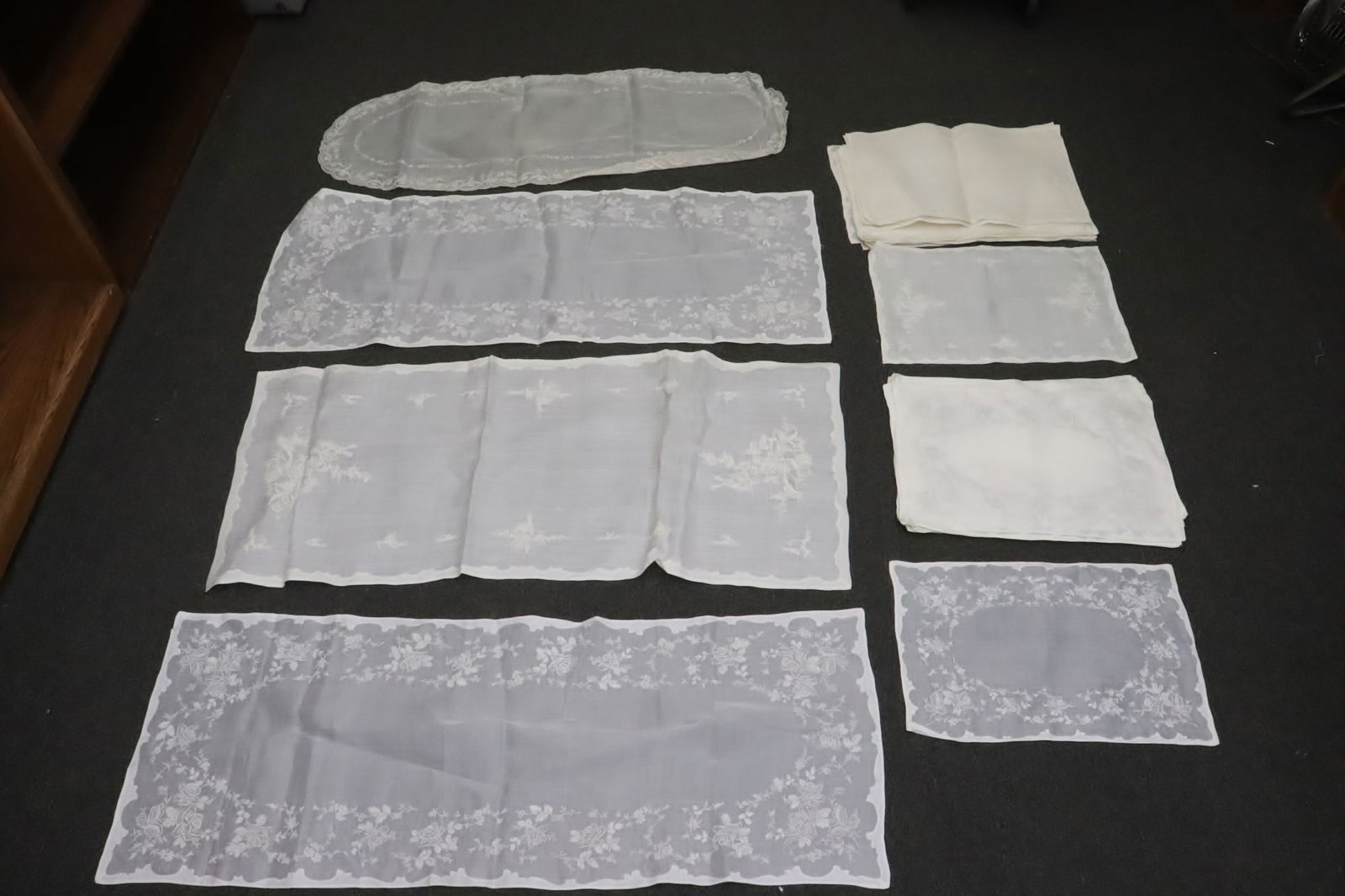 Lot of Victorian hand crochet/ embroidery table linen, traveler (1 of 7)