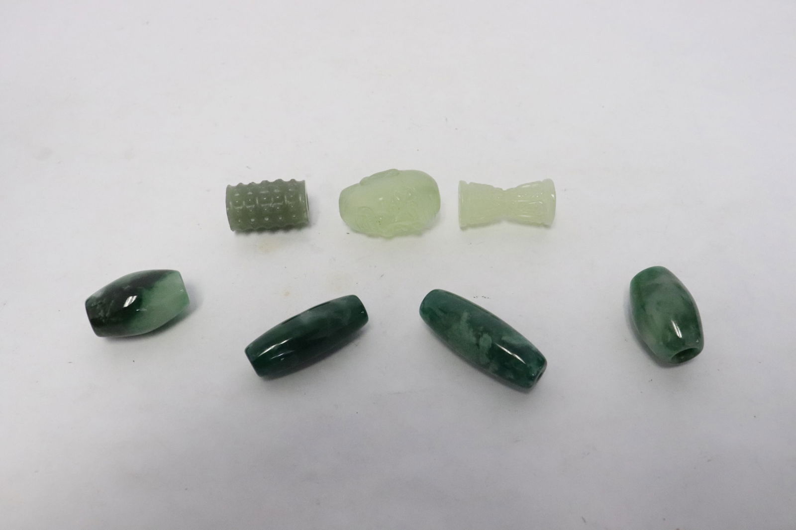 Lot of jade and jadeite like beads: Lot of jade and jadeite like beads, 1.05"x1.12"dia - 1.62"x0.6"dia