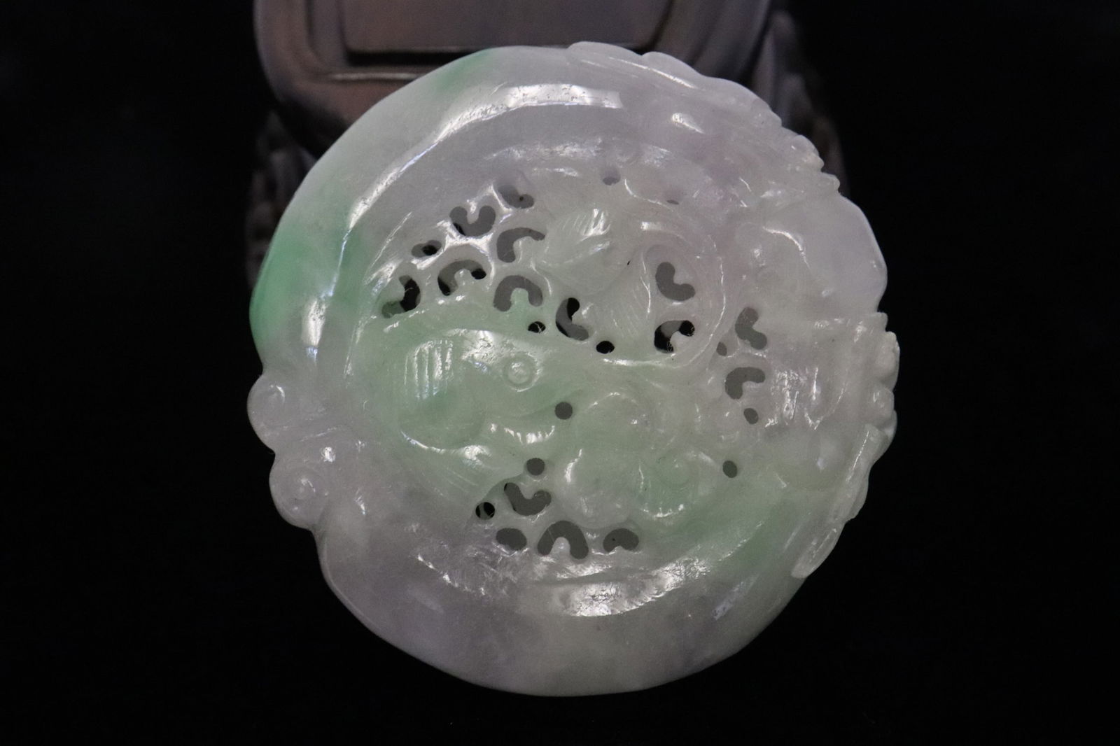 A lavender jadeite carved ornament (1 of 6)