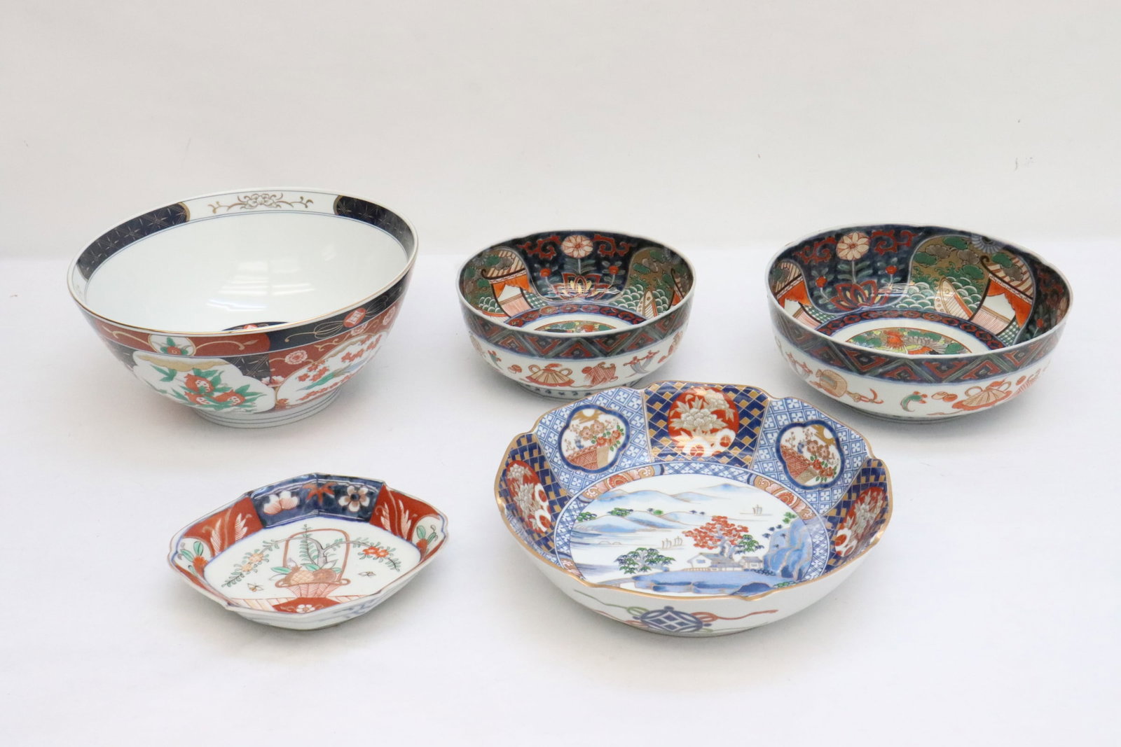 5 antique Japanese imari bowls: 5 antique Japanese imari bowls, 1.6"x5.9"x6.8" - 4.7"x10.15"dia