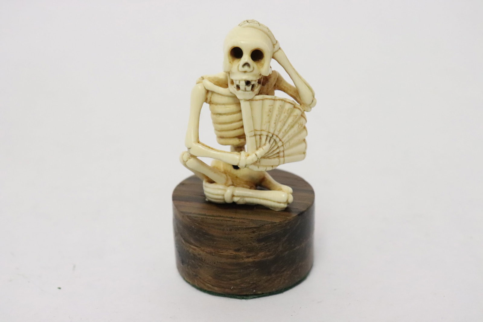 Japanese bone carved netsuke in skeleton motif: Japanese bone carved netsuke in skeleton motif, 1.72"H