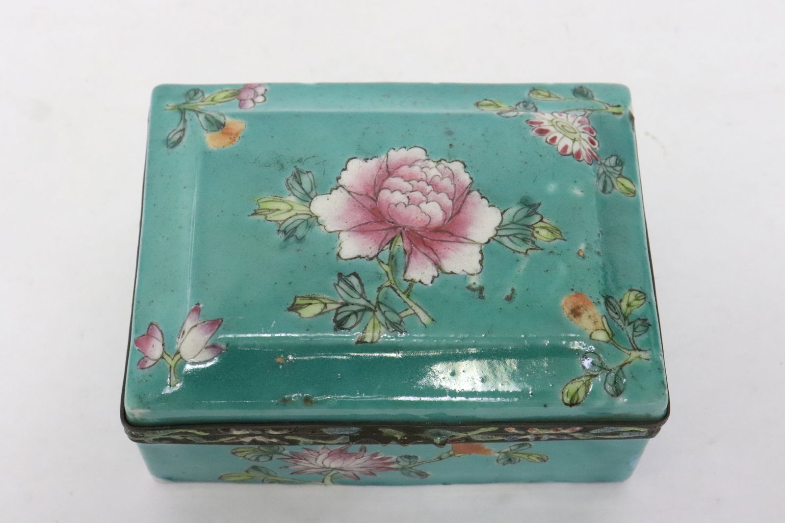Chinese antique porcelain box with enamel metal rim: Chinese antique famille rose porcelain box with enamel metal rim, 2.75"x3.7"x4.8"