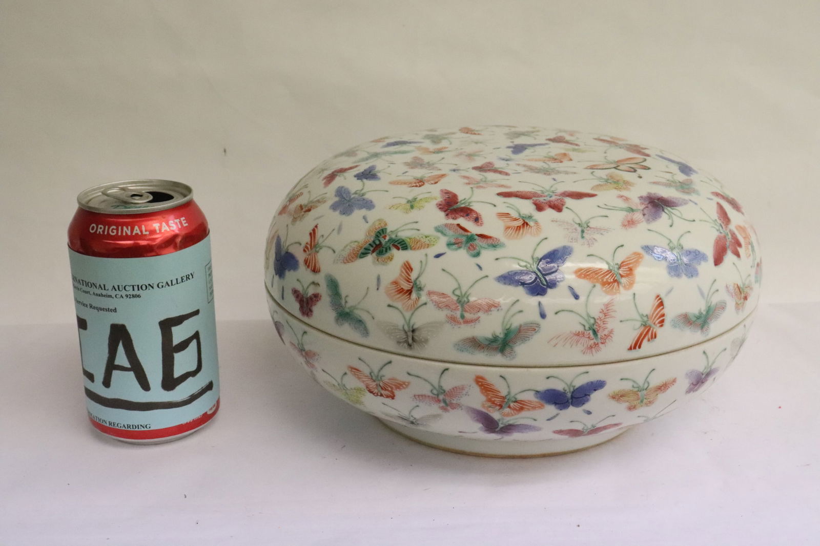 Large Chinese porcelain covered box (1 of 8)