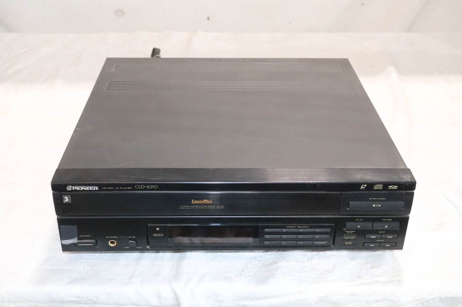 Pioneer CLD-1070 laserdisc player (1 of 6)