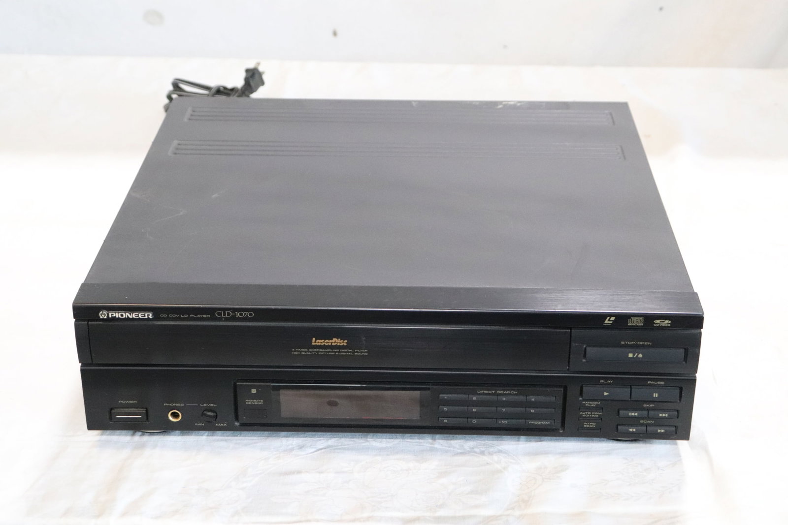 Pioneer CLD-1070 laserdisc player (1 of 6)