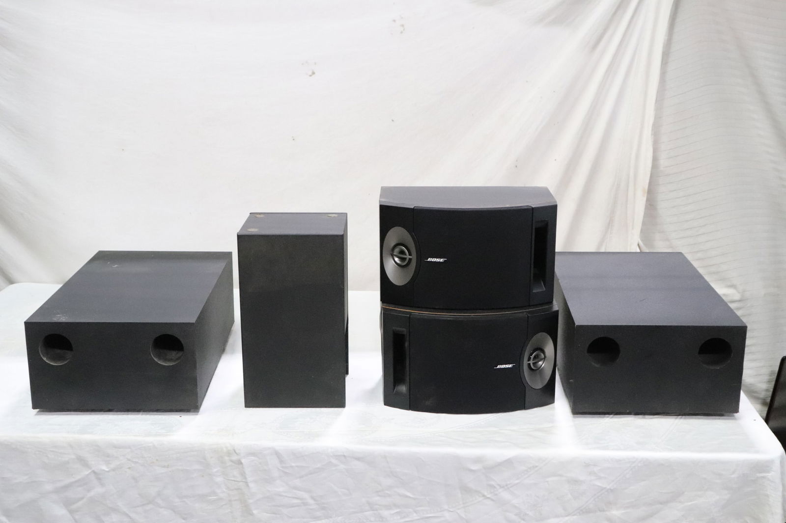 5 pieces: 5 pieces; 2 Bose 201 V speakers, Bose Acoustimass speaker, and 2 Bose Acoustimass AM-5 subwoofers