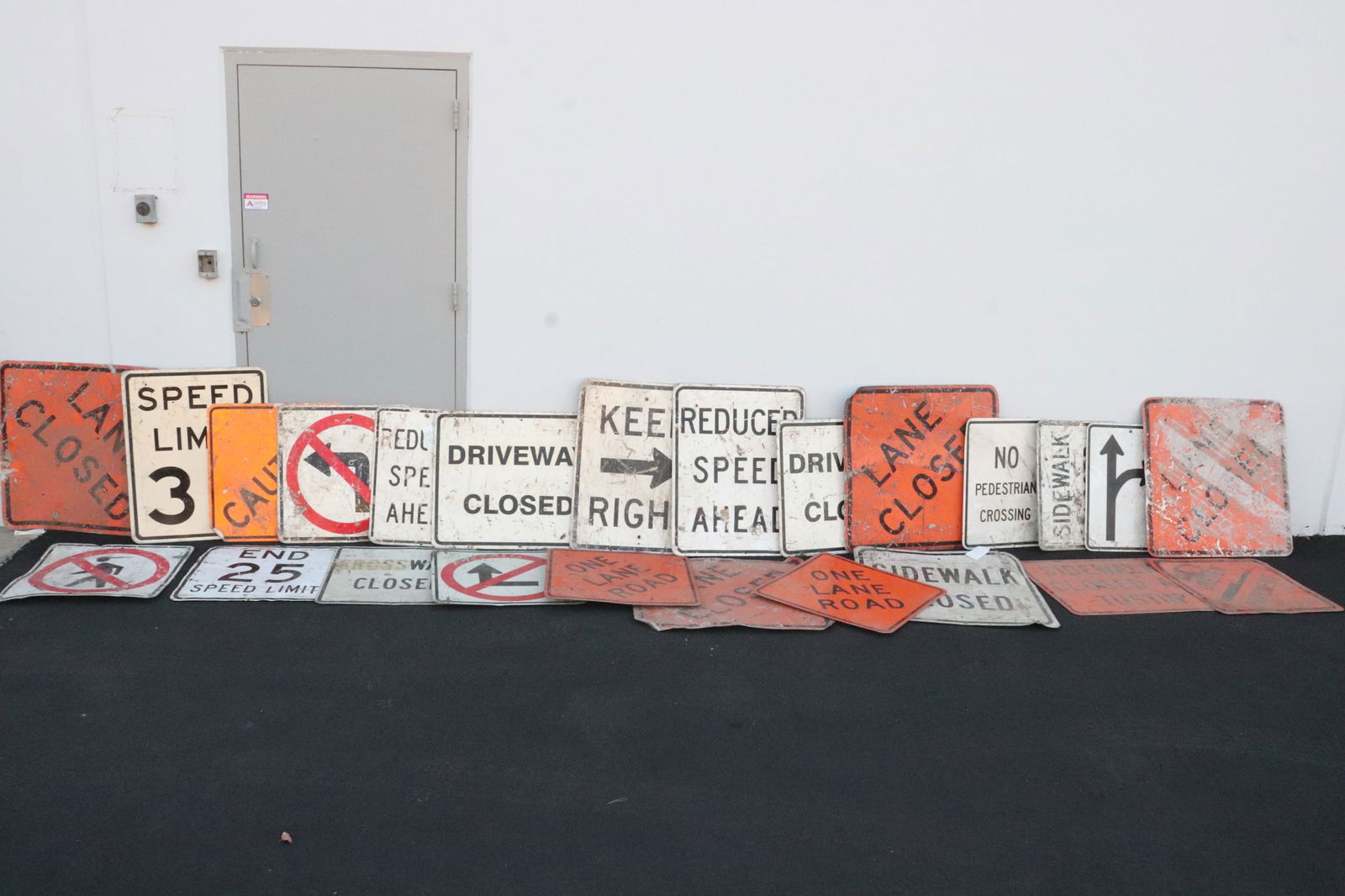 Approx. 24 city retired traffic signs (1 of 6)