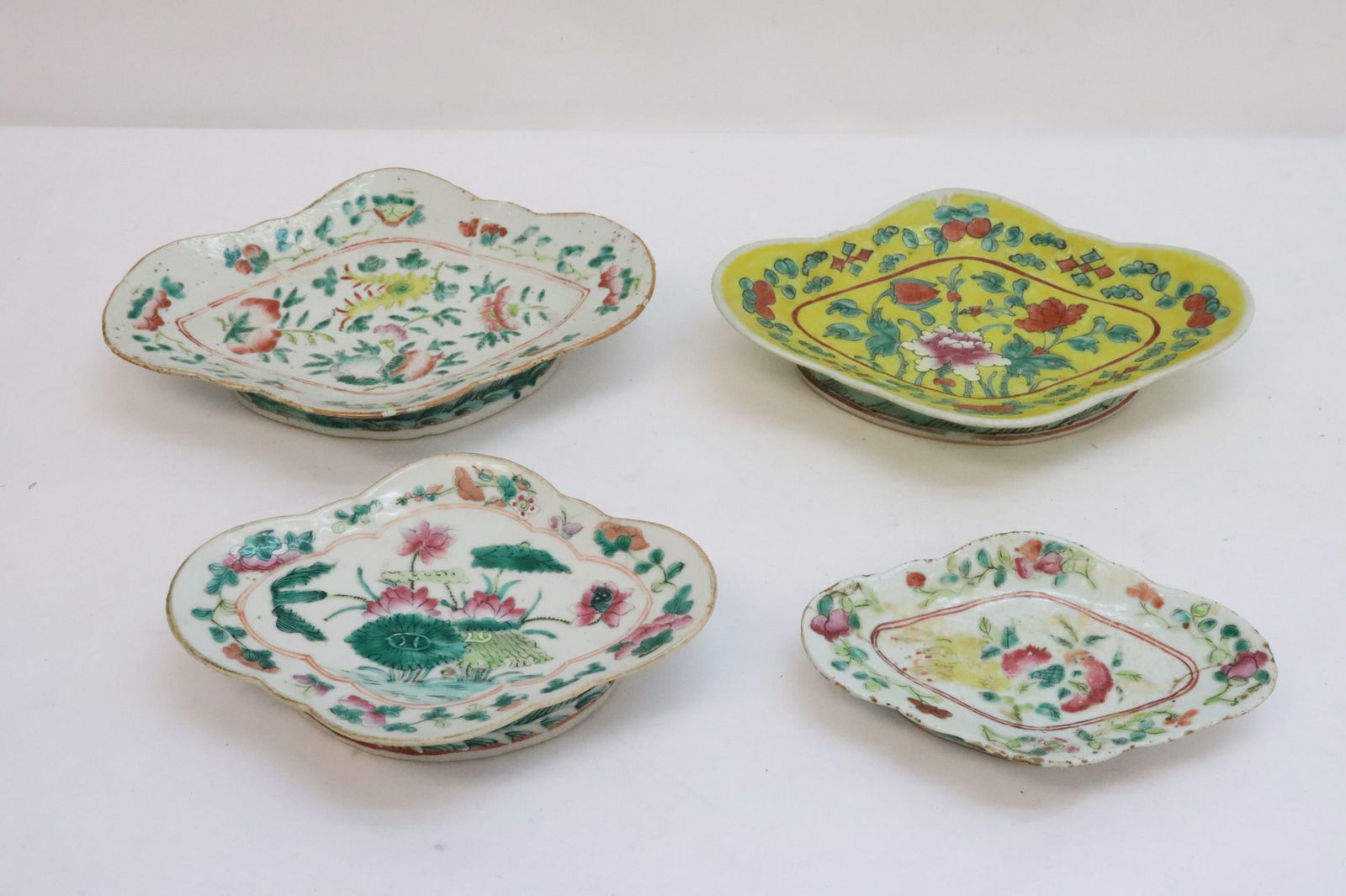 4 Chinese antique famille rose plates: 4 Chinese antique famille rose plates, edge flea bites, 1.3"x4.6"x7.2" - 2"x7.7"x10.3"