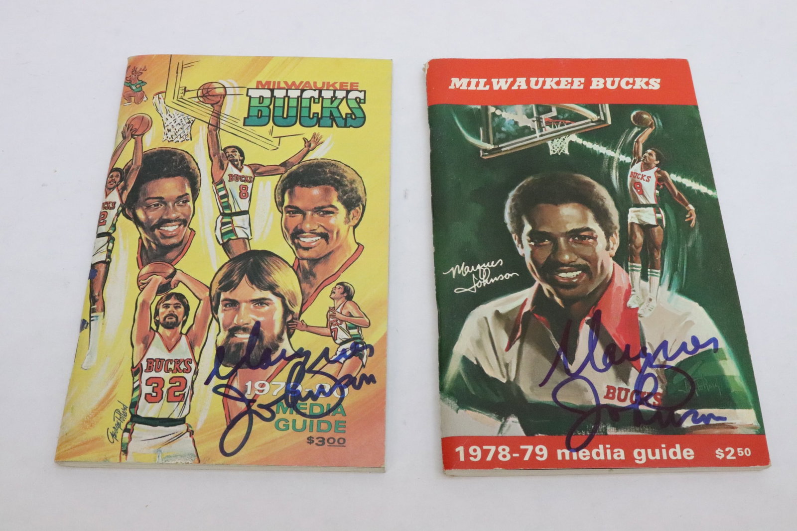 2 Marques Johnson signed Milwaukee Bucks media guides: 2 Marques Johnson signed Milwaukee Bucks 1970's media guides