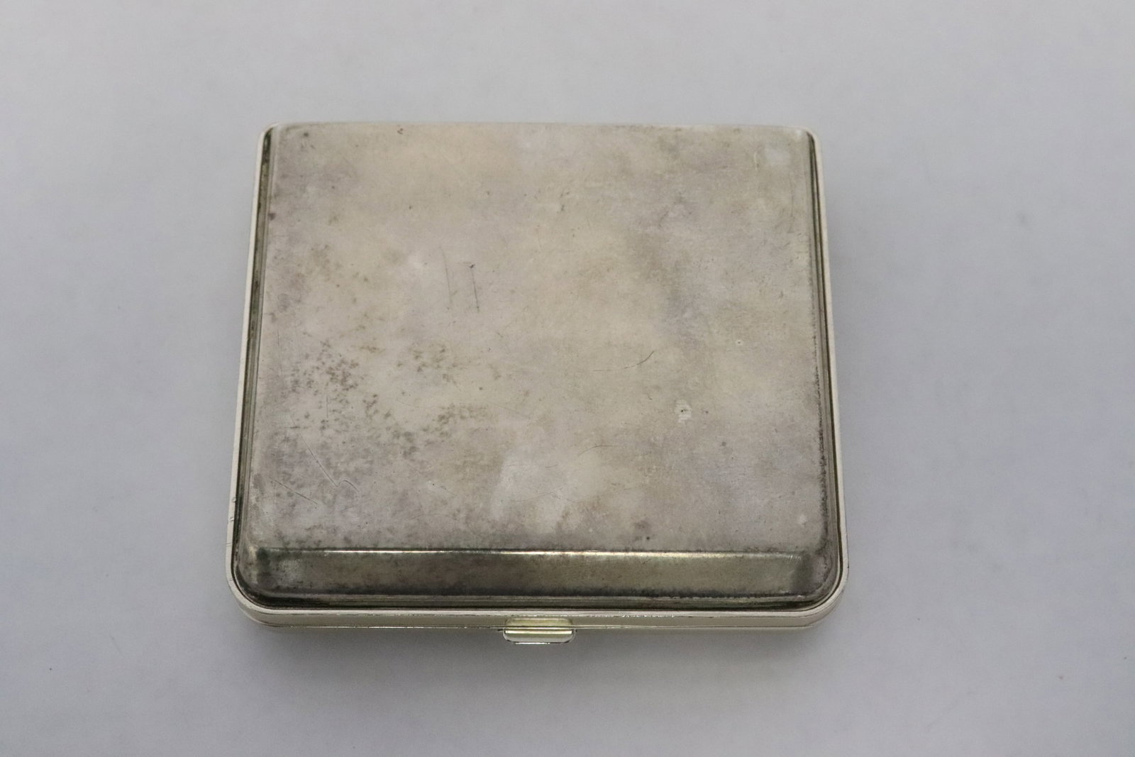 A sterling silver compact by Tiffany: A sterling silver compact by Tiffany, wt. 104gm, 0.74"x2.8"x3.1"