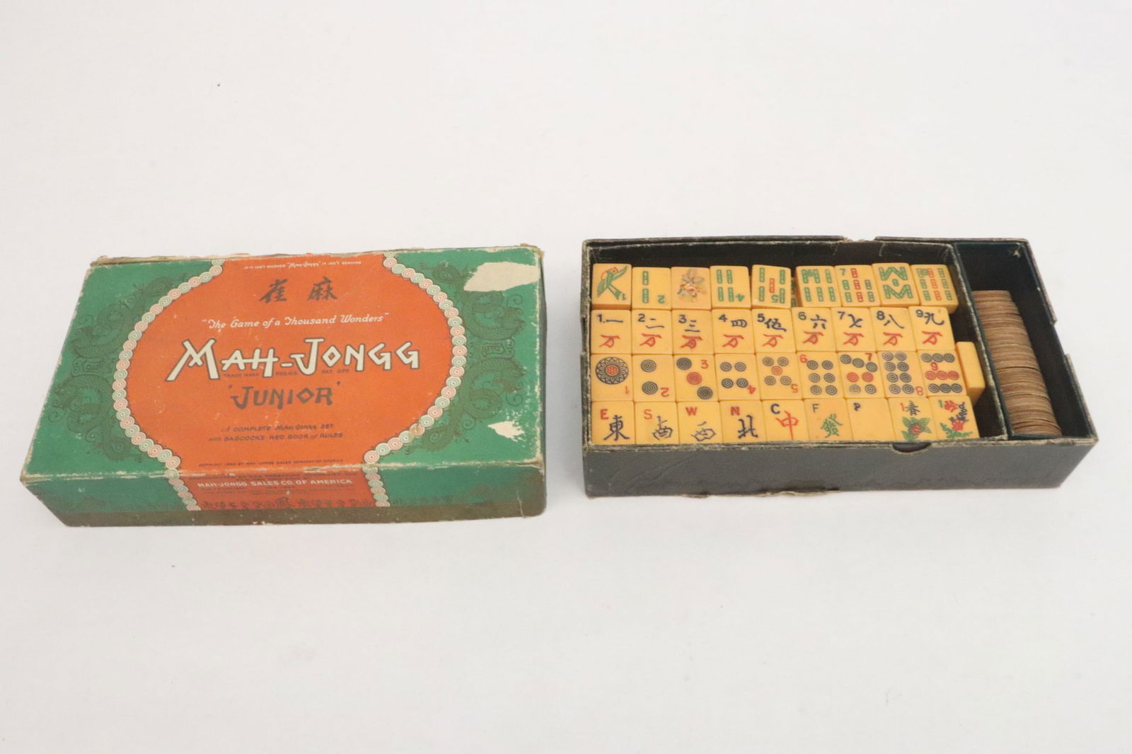 Vintage mahjong set with chips (1 of 7)