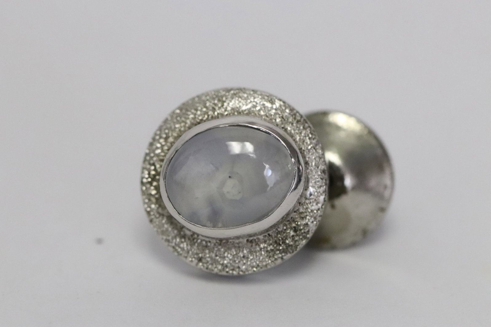 18K W/G tie tack, center a natural star sapphire: 18K W/G tie tack (0.55"dia), center a natural star sapphire wt. approx. 2.04ct, wt. 2.9gm ( without back)