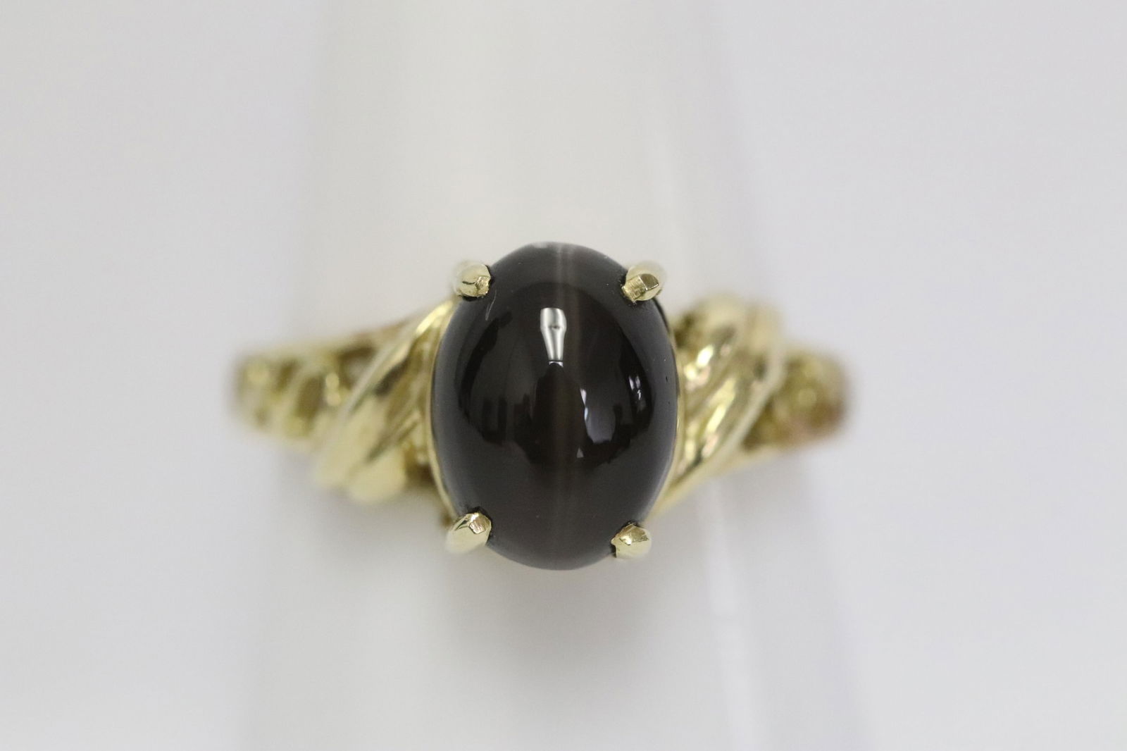 14K Y/G ring w/ a cat eye style cabochon stone (1 of 8)