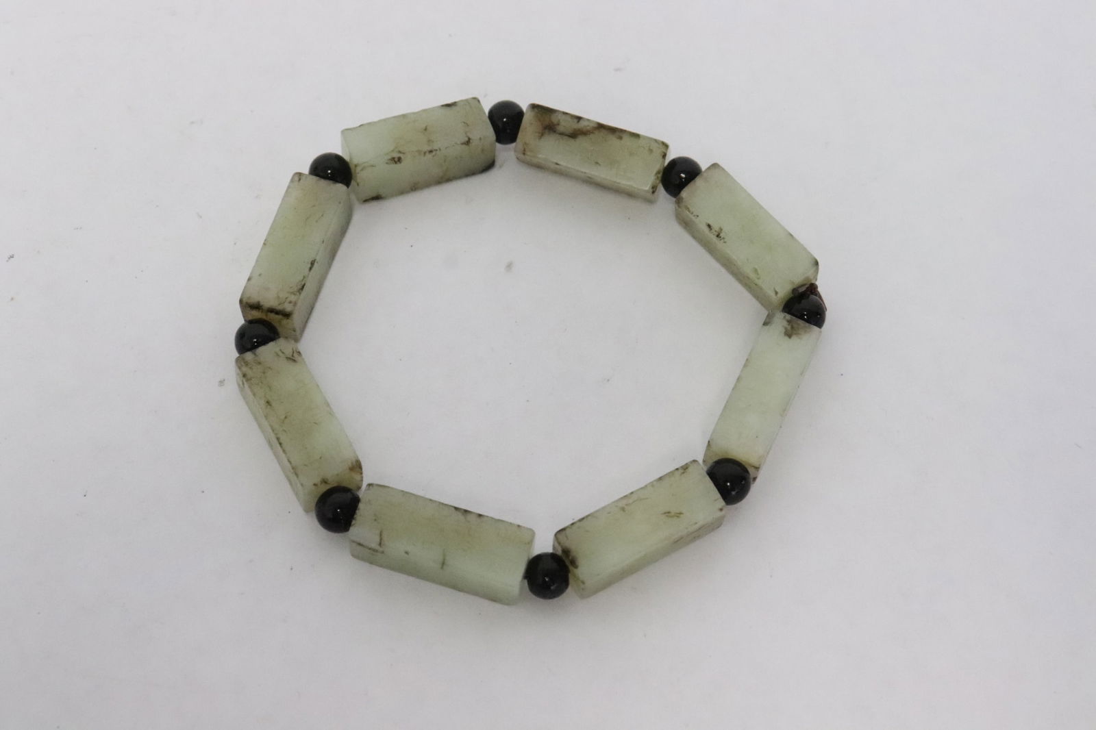A Chinese jade bead bracelet (1 of 6)