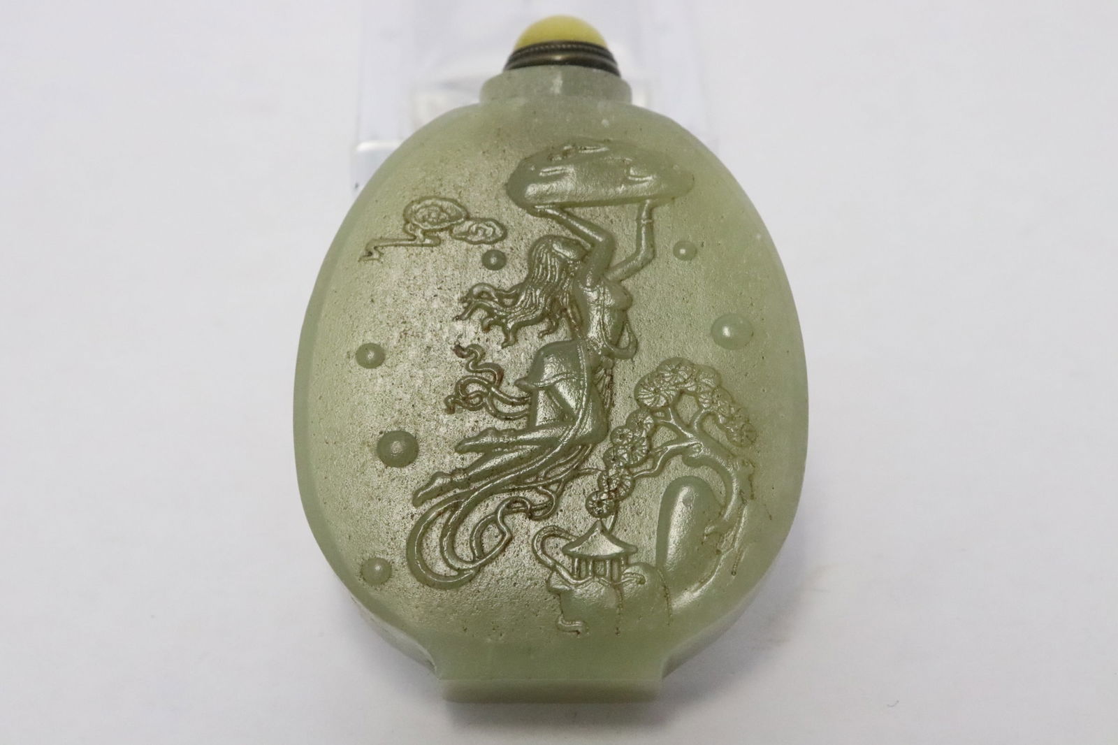 Chinese celadon jade snuff bottle (1 of 8)