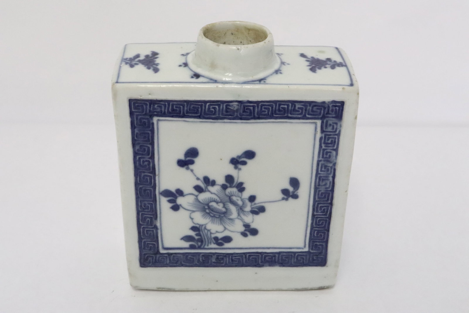Chinese 19th century blue and white tea caddy: Chinese 19th century blue and white tea caddy, no cover, 5.35"x4.4"x1.95"