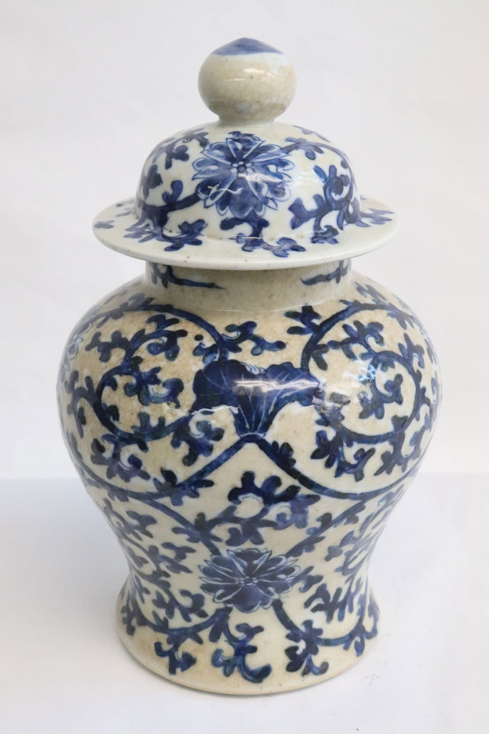 early 19th century porcelain covered jar, Daoguang period (1 of 8)