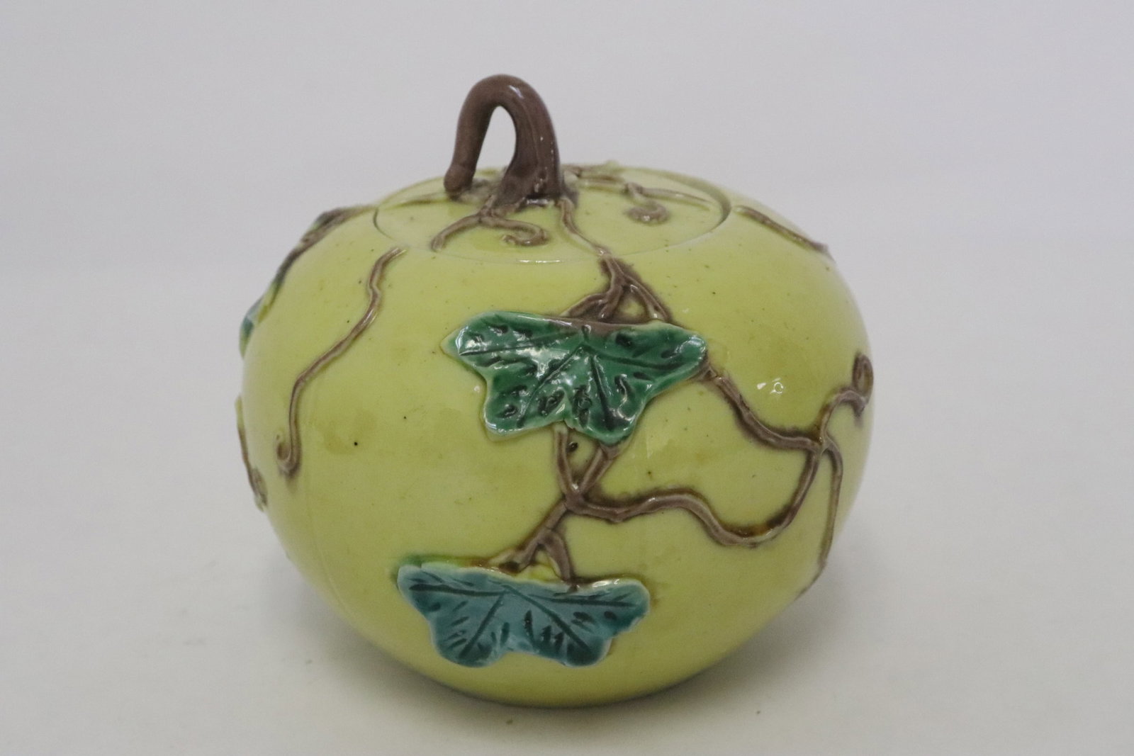Chinese 19th century porcelain covered tea caddy: Chinese 19th century sancai porcelain covered tea caddy, 3.4"x3.65"dia