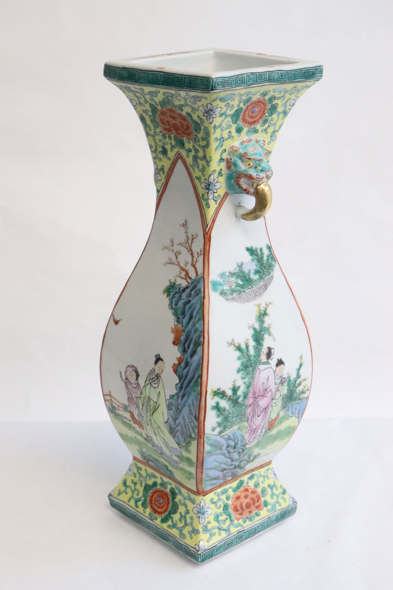 Chinese porcelain square vase, Qianlong period (1 of 8)