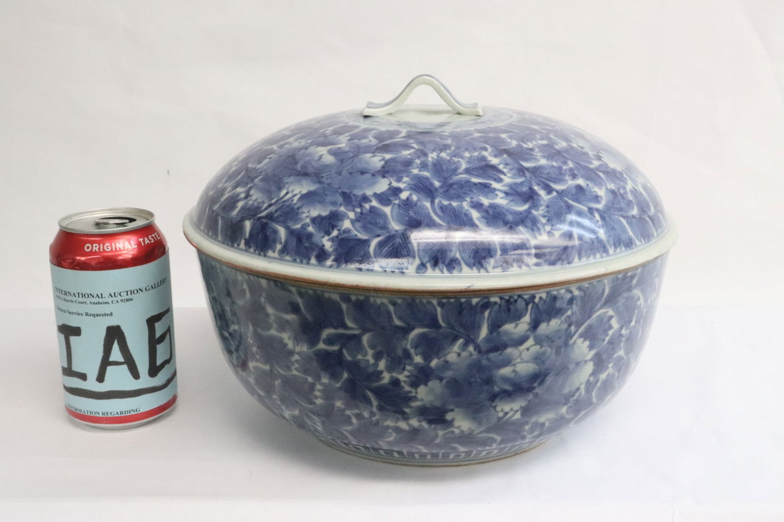 Unusually large porcelain covered bowl, Qianlong period export (1 of 10)