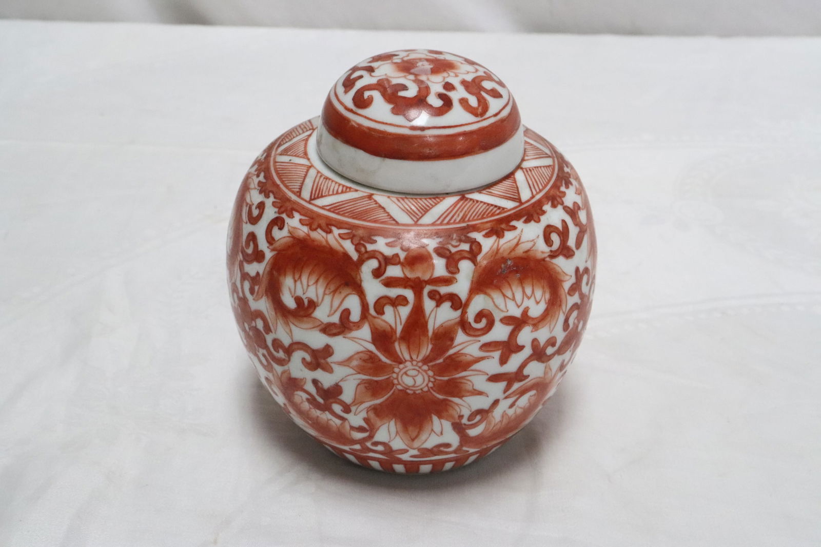 Chinese 19th/20th century export porcelain covered jar (1 of 6)