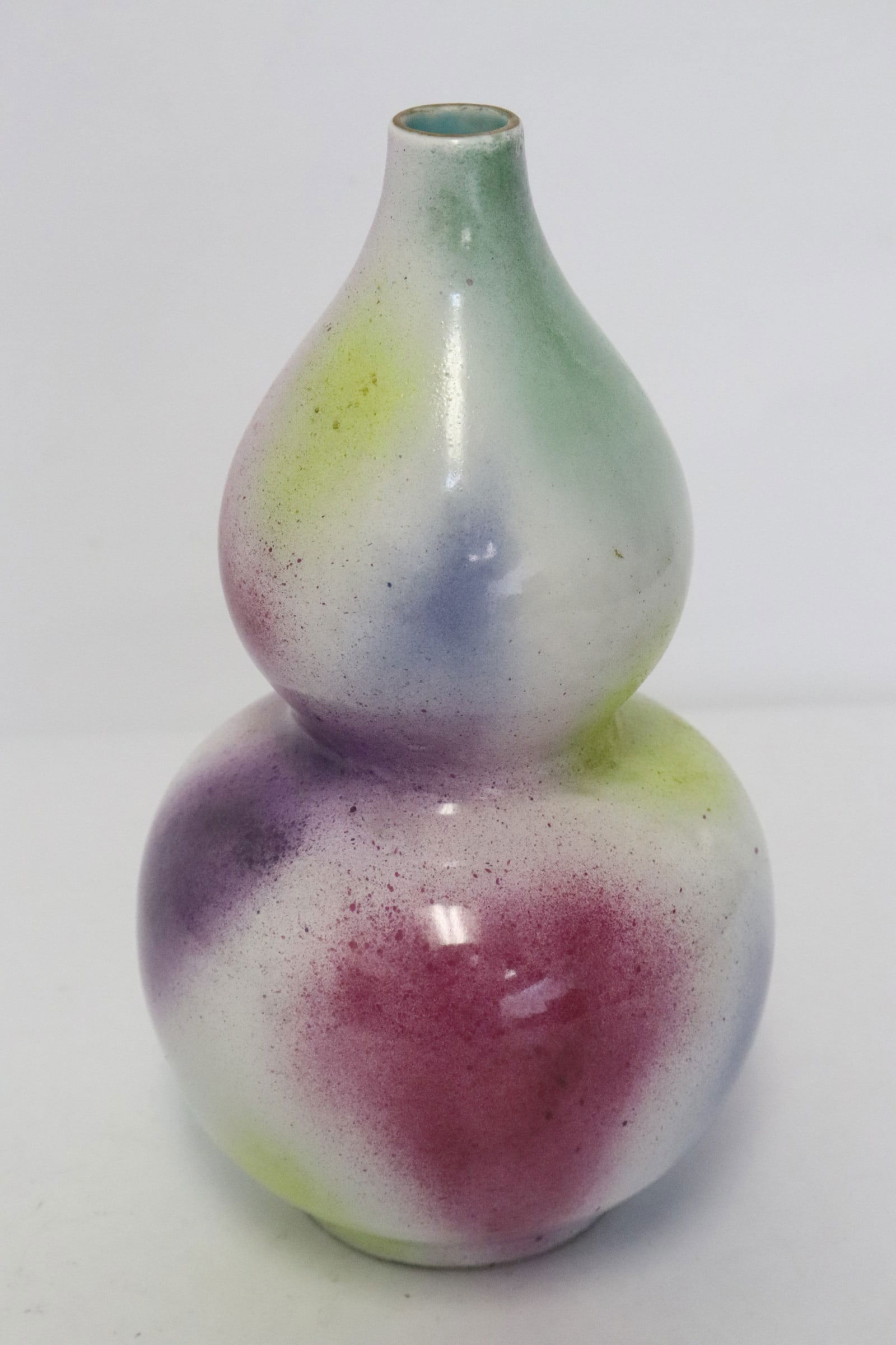 Wucai porcelain gourd shape vase (1 of 7)