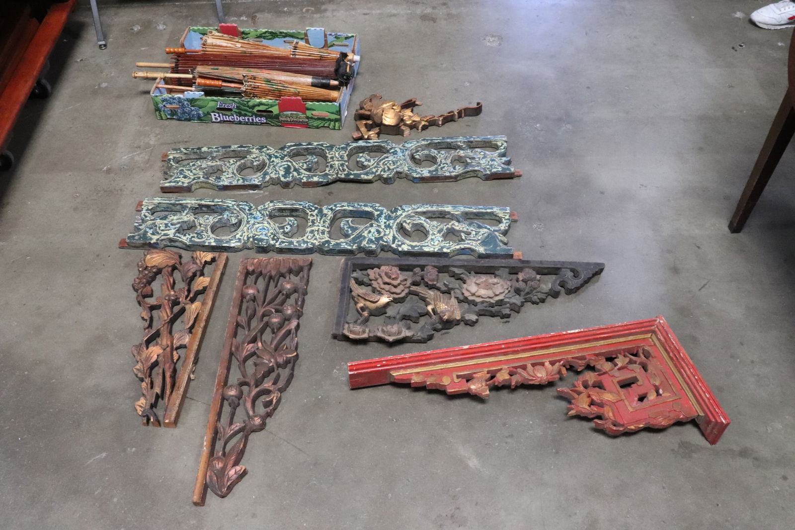 5 Chinese vintage umbrella, & antique wood ornaments: 5 Chinese vintage umbrella (damage) (17.7"L - 28.6"L), and Chinese antique wood wall ornaments (16.8"L - 41.3"L)